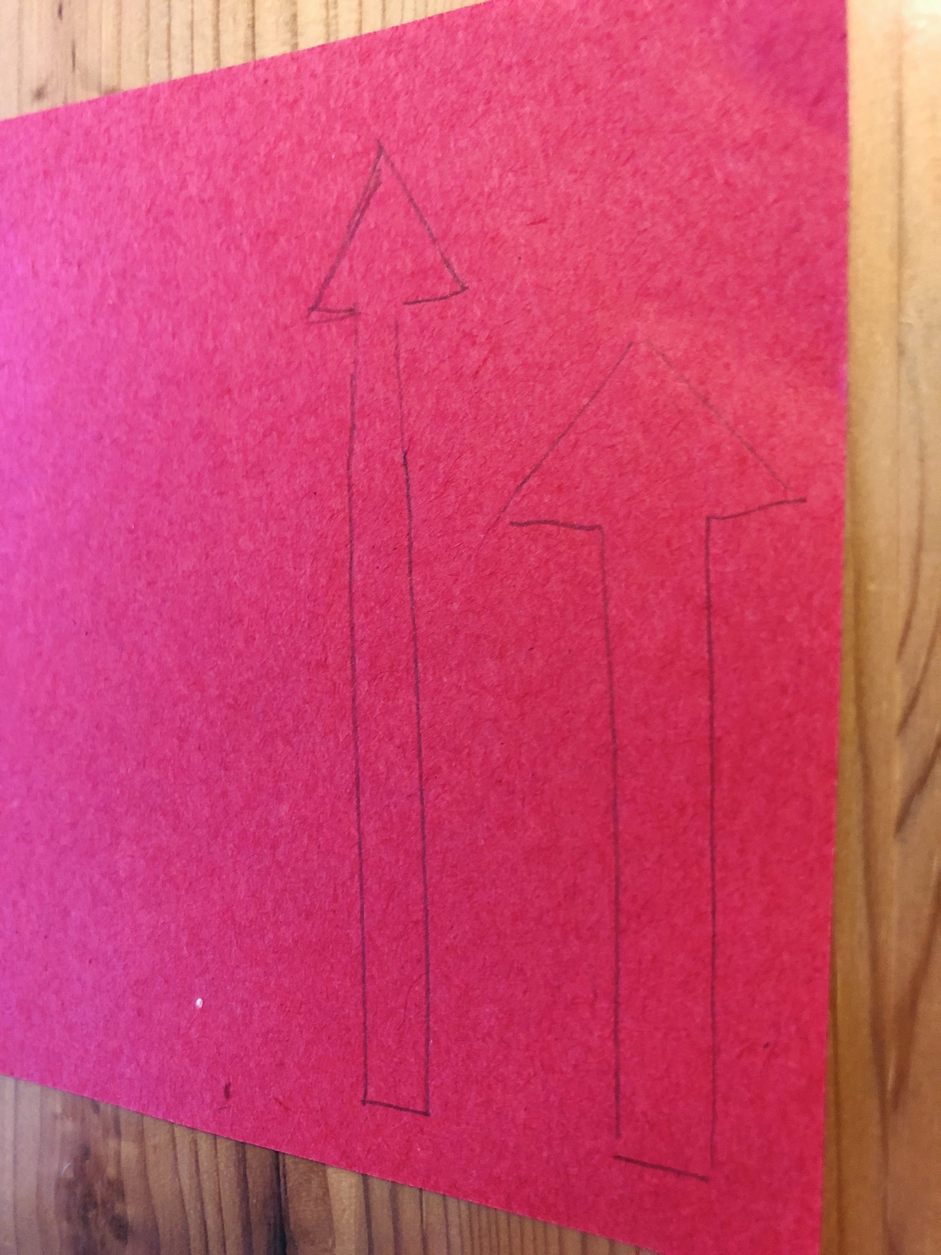 Bild zum Schritt 17 für das Bastel- und DIY-Abenteuer für Kinder: 'Malt zwei unterschiedlich große Pfeile auf ein Tonpapier auf.'