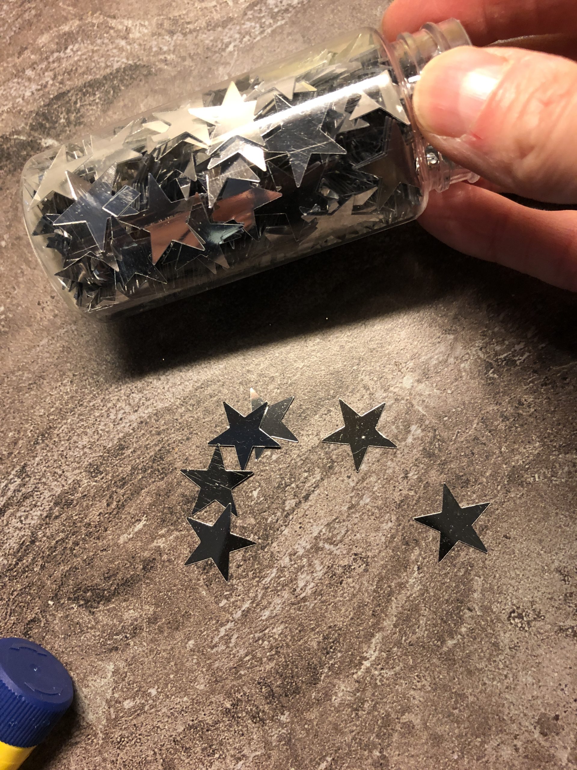 Bild zum Schritt 12 für das Bastel- und DIY-Abenteuer für Kinder: 'Ich habe Streudekorations-Sterne verwendet. Ihr könnt auch Sterne aufmalen und...'