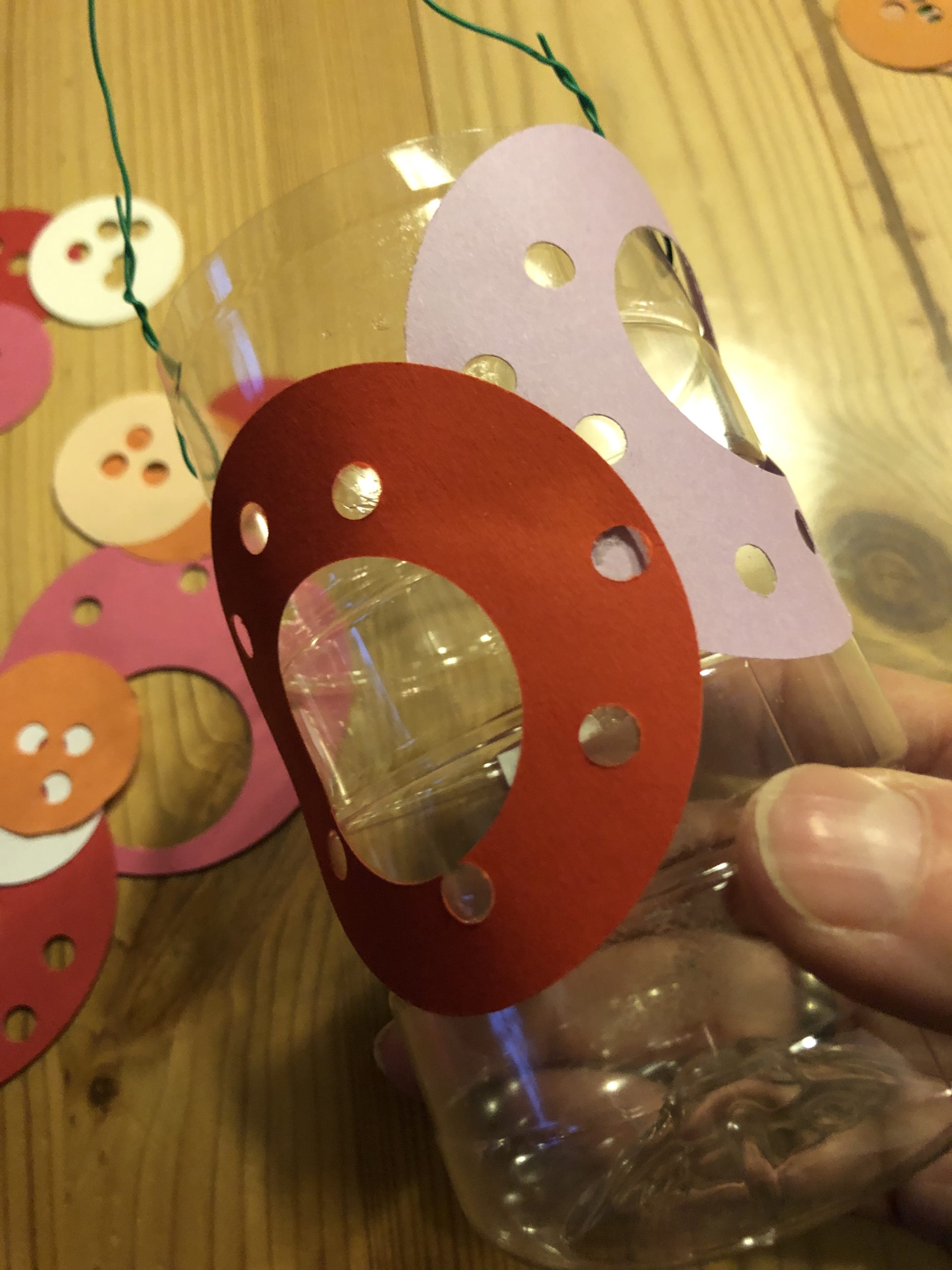 Bild zum Schritt 12 für das Bastel- und DIY-Abenteuer für Kinder: 'Dann beginnt ihr die Kreise und Ringe nacheinander mit dem...'