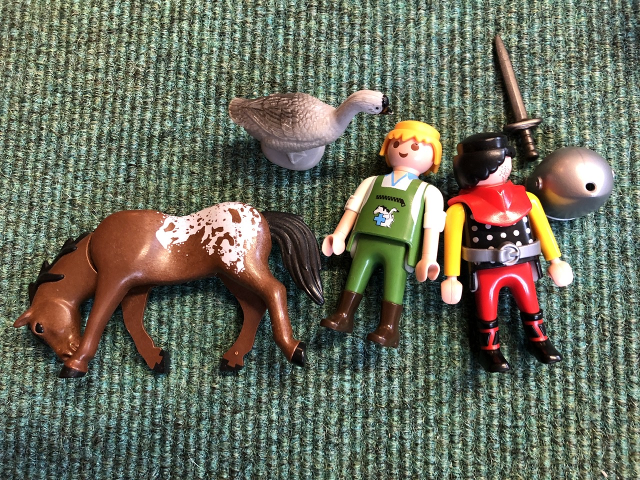 Bild zum Schritt 7 für das Bastel- und DIY-Abenteuer für Kinder: 'Das sind meine Figuren:  1 Pferd,   1...'