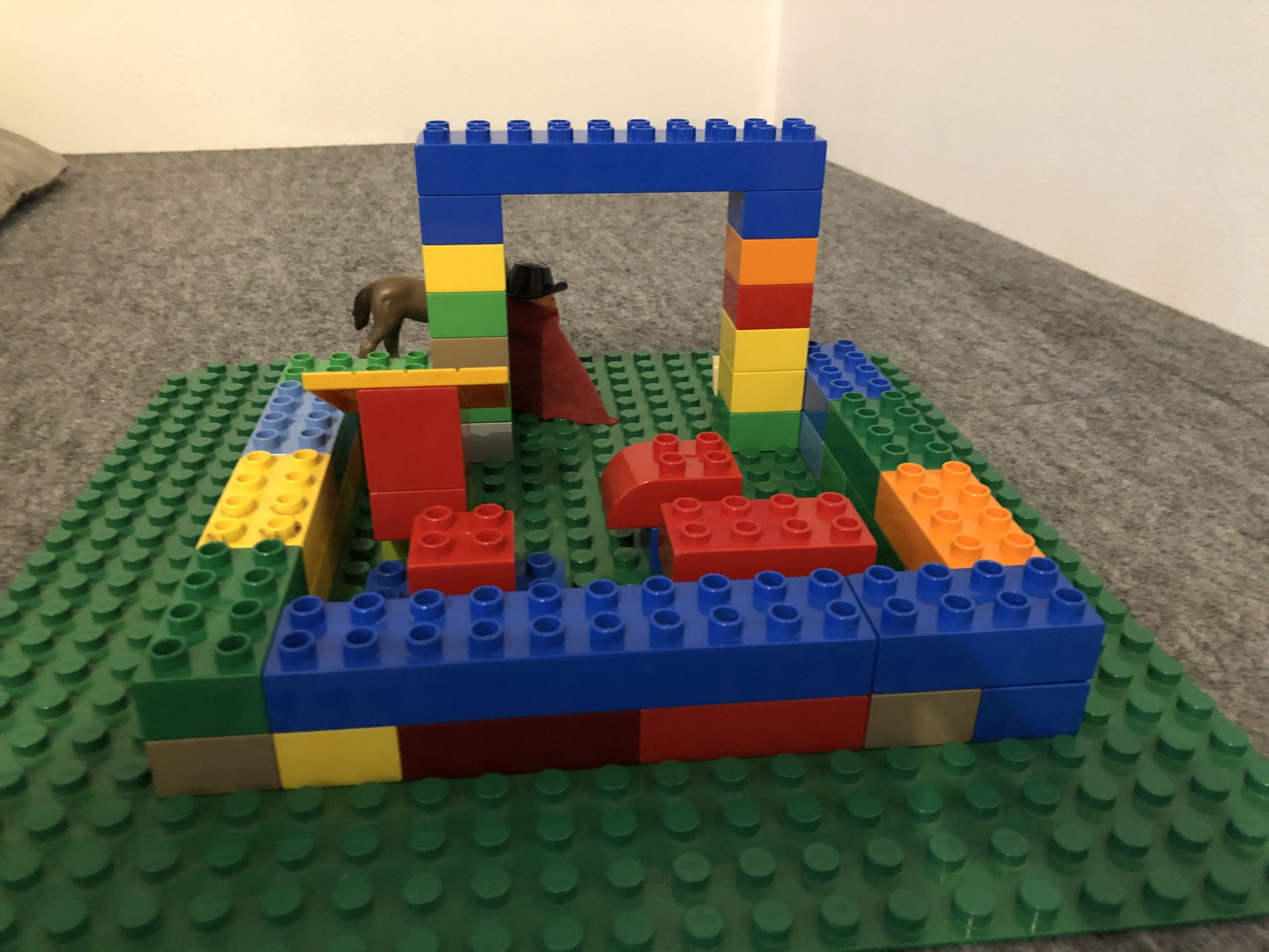 Bild zum Schritt 26 für das Bastel- und DIY-Abenteuer für Kinder: 'Ihr könnt die Stadtmauer mitsamt dem Stadttor und den Häusern...'