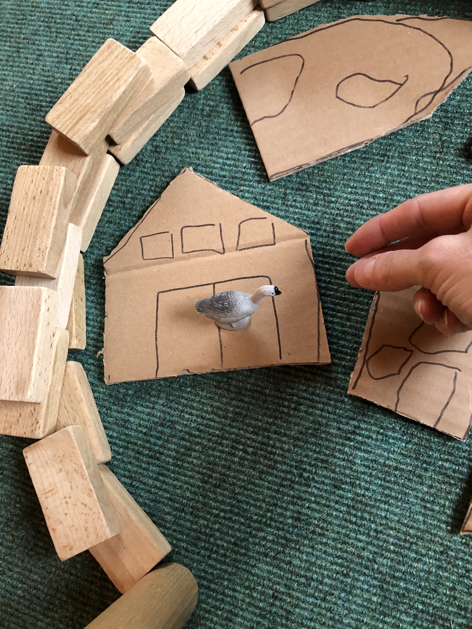 Bild zum Schritt 16 für das Bastel- und DIY-Abenteuer für Kinder: 'In dem Stall leben Gänse. (Jetzt legen wir eine Gans...'