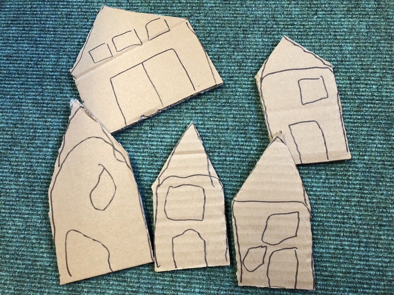 Bild zum Schritt 6 für die Kinder-Beschäftigung: 'Gebastelte Häuser und einen Stall aus Pappe.'
