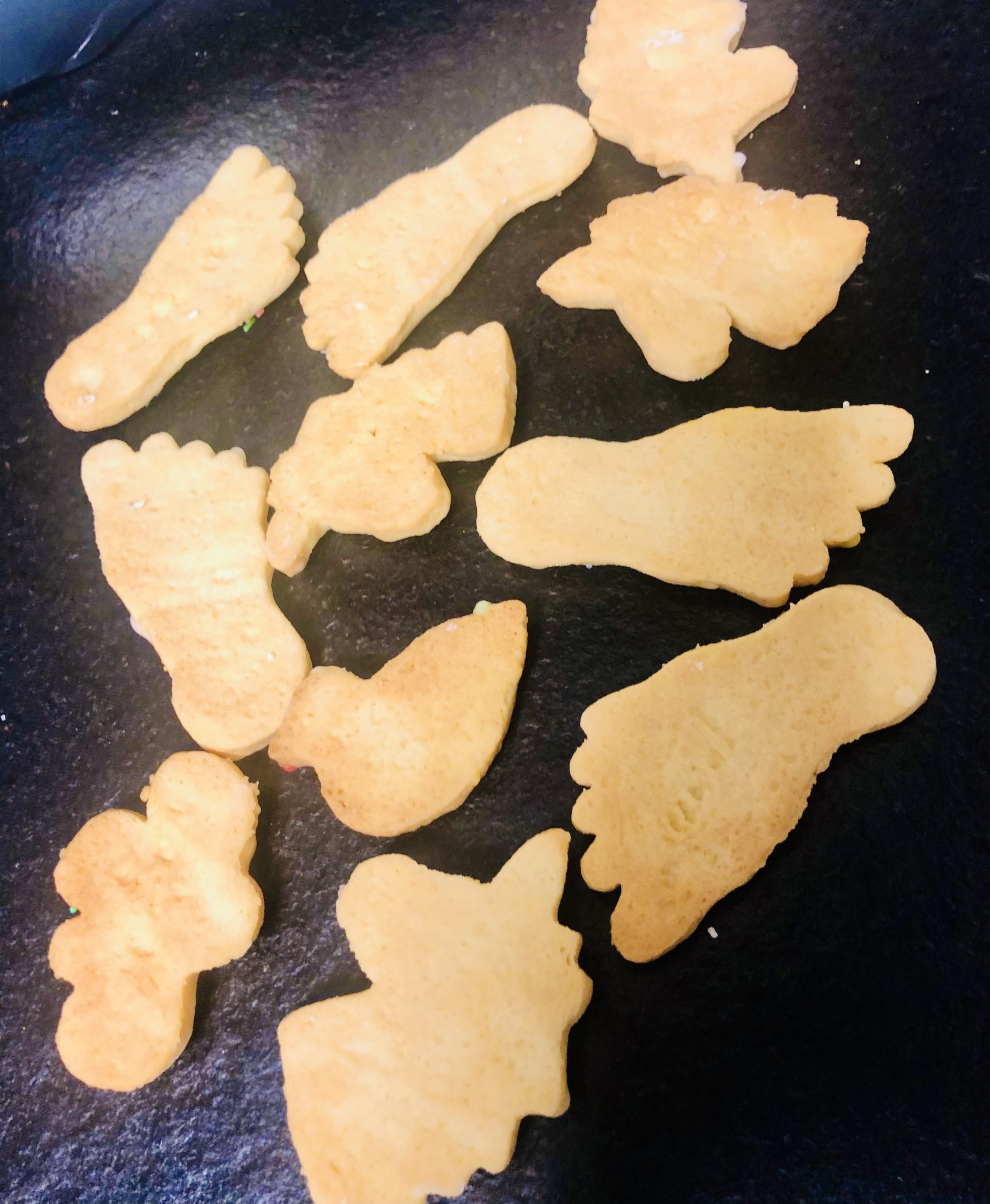 Bild zum Schritt 6 für das Bastel- und DIY-Abenteuer für Kinder: 'Die Kekse herausnehmen, sobald sie leicht braun sind und abkühlen...'