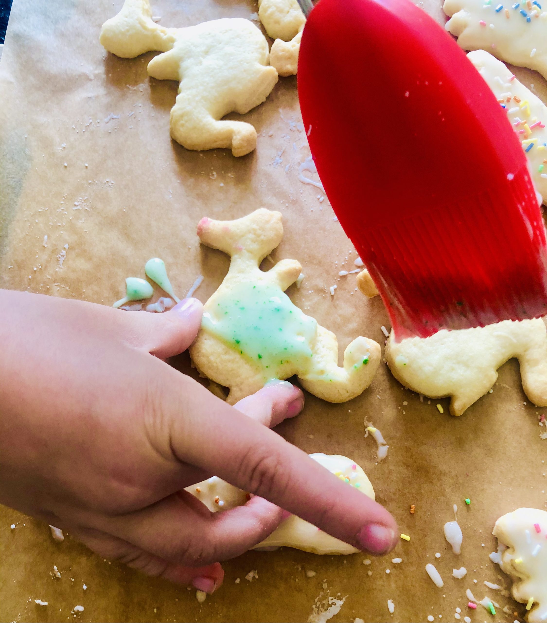Bild zum Schritt 8 für die Kinder-Beschäftigung: 'Jetzt könnt ihr mit dem Pinsel eure Kekse bestreichen. ...'