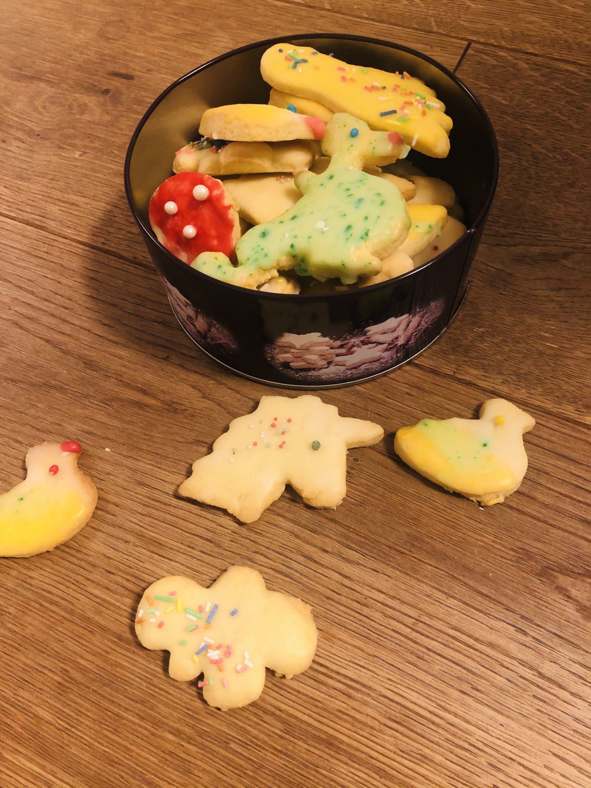 Bild zum Schritt 13 für das Bastel- und DIY-Abenteuer für Kinder: 'Bewahrt die Kekse in eine Keksdose auf.'