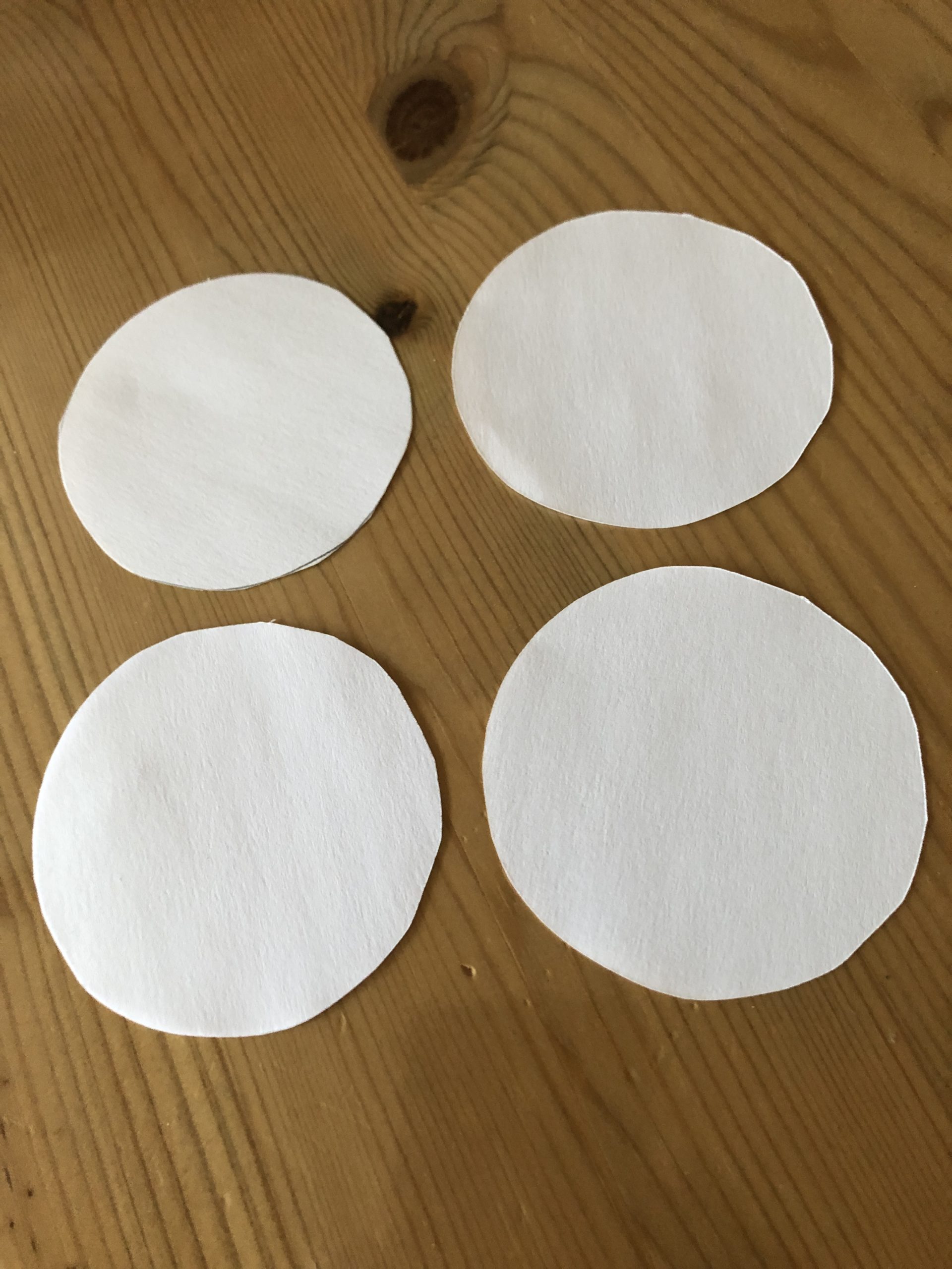 Bild zum Schritt 3 für die Kinder-Beschäftigung: 'Dann malt vier Kreise auf und schneidet diese aus. Verwendet...'