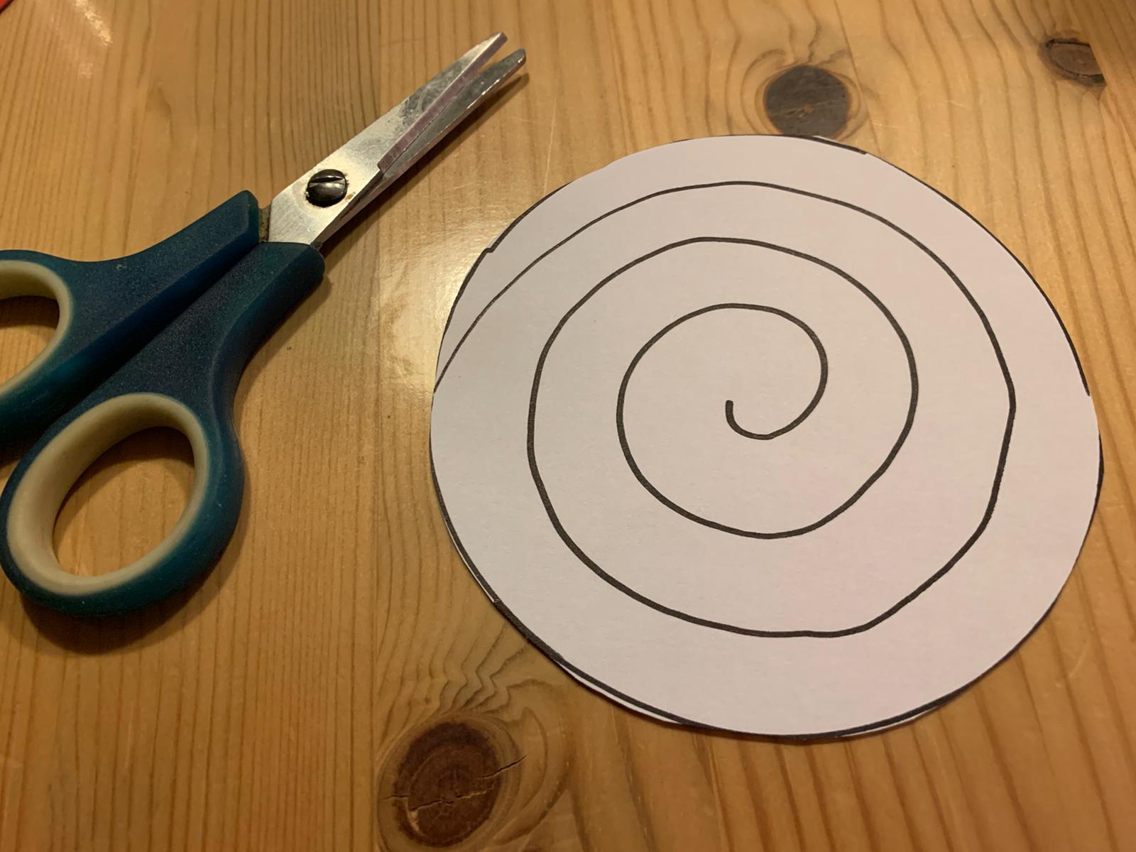 Bild zum Schritt 2 für das Bastel- und DIY-Abenteuer für Kinder: 'Schneidet jetzt mit der Schere den Kreis aus. Anschließend schneidet...'