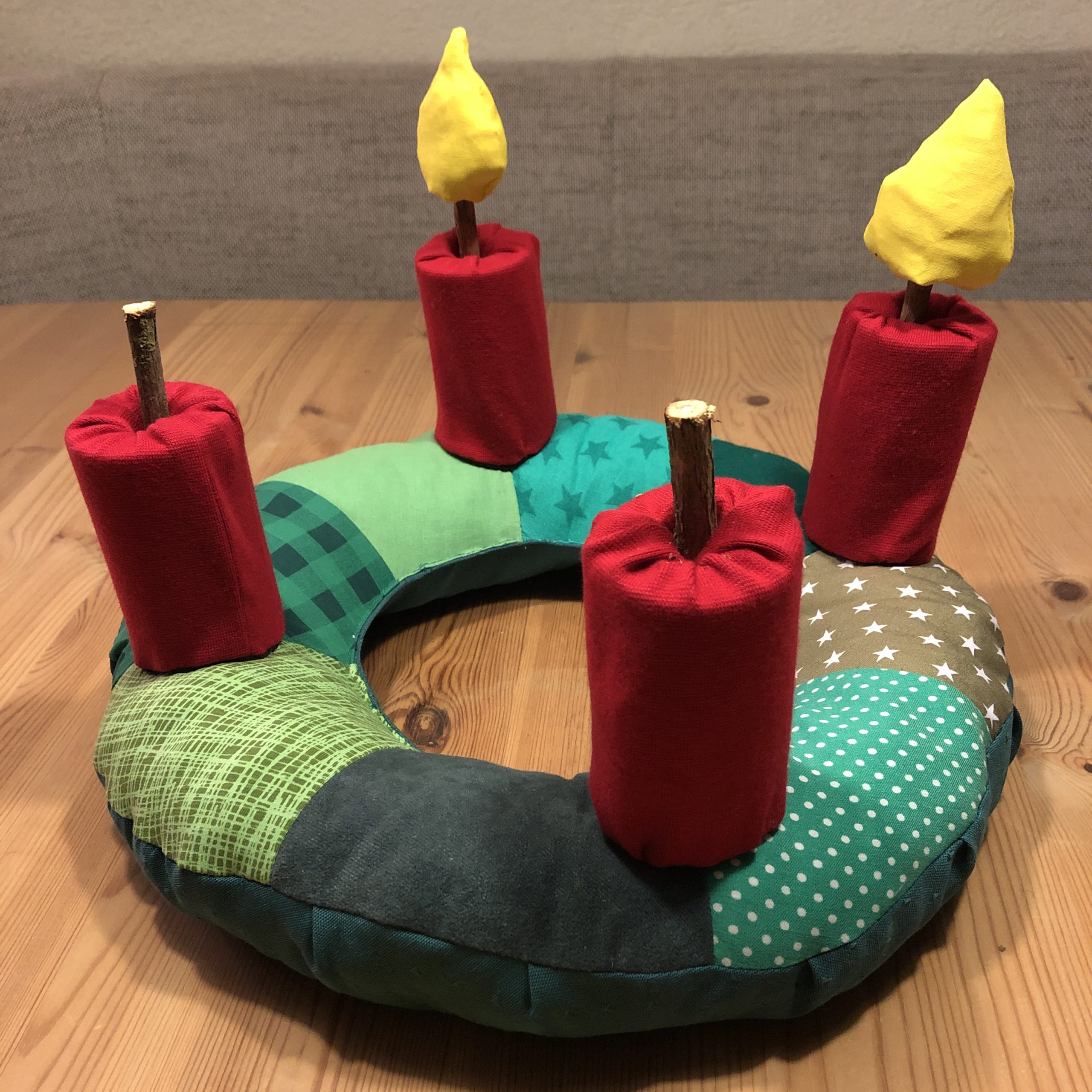 Bild zum Schritt 78 für das Bastel- und DIY-Abenteuer für Kinder: 'An jedem Adventssonntag könnt ihr eine weitere Flamme aufstecken.'