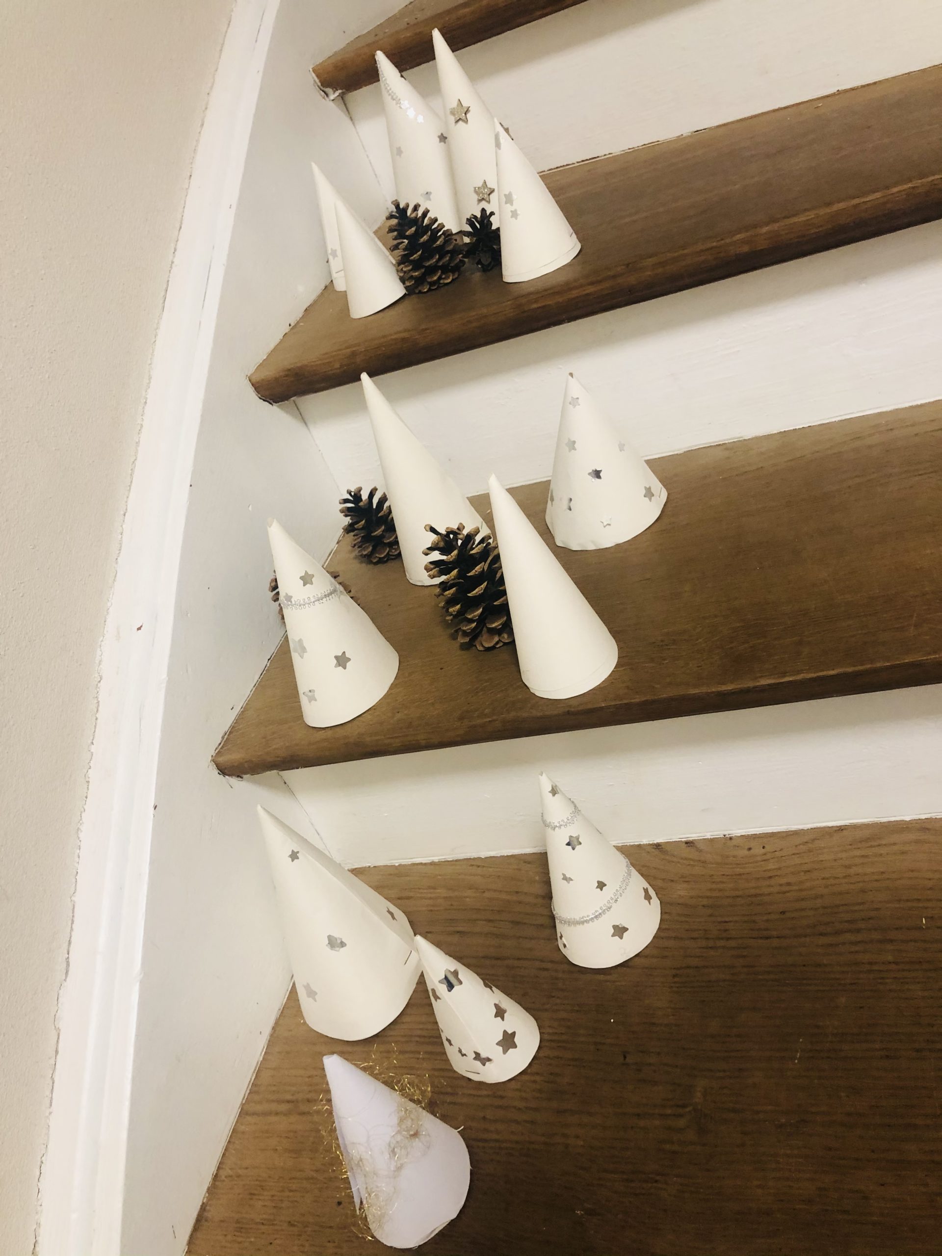 Bild zum Schritt 14 für das Bastel- und DIY-Abenteuer für Kinder: 'Hier auf einer Treppe dekoriert.'