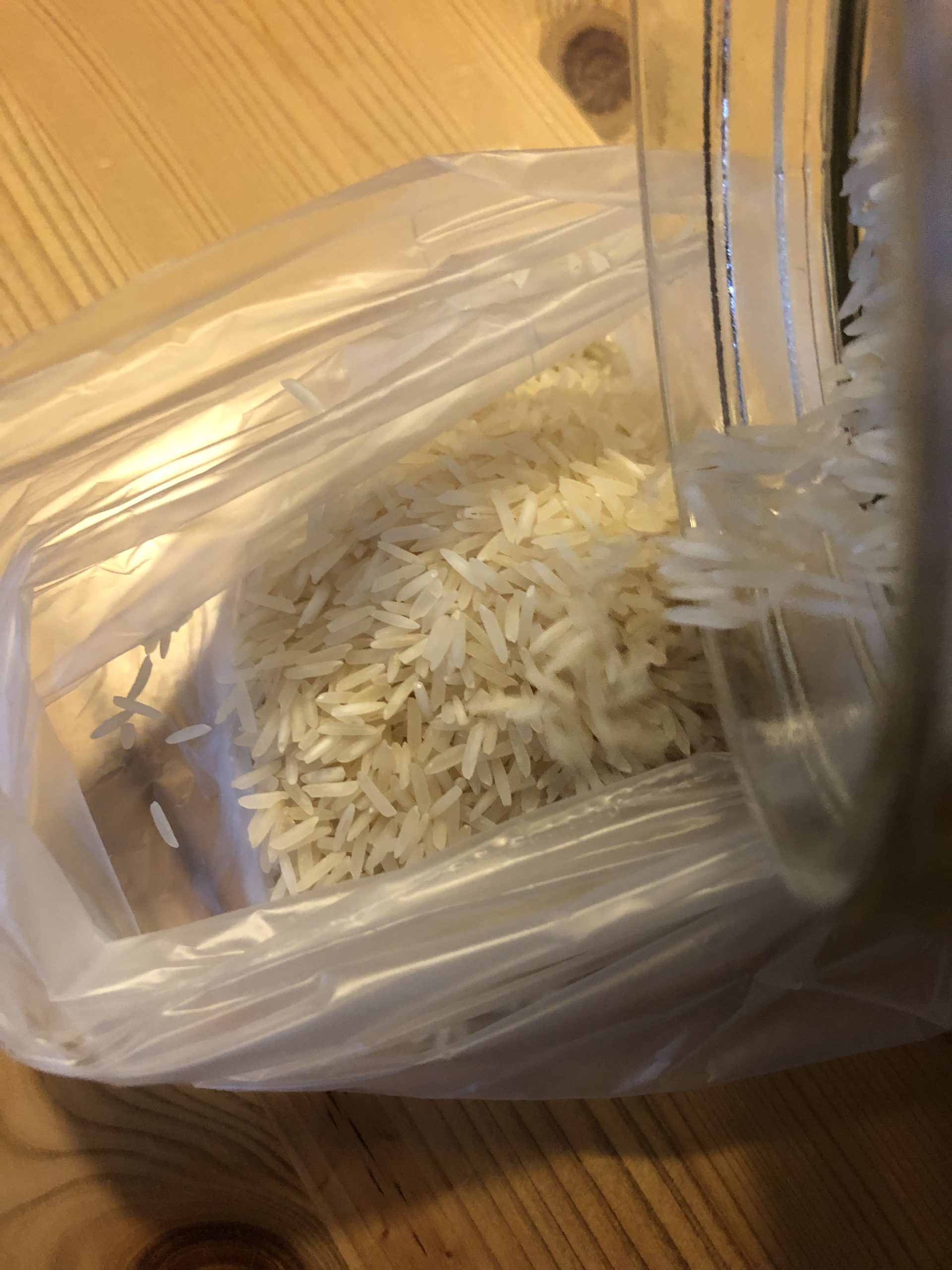 Bild zum Schritt 5 für das Bastel- und DIY-Abenteuer für Kinder: 'Jetzt füllt ihr den Reis in den Frühstücksbeutel.'