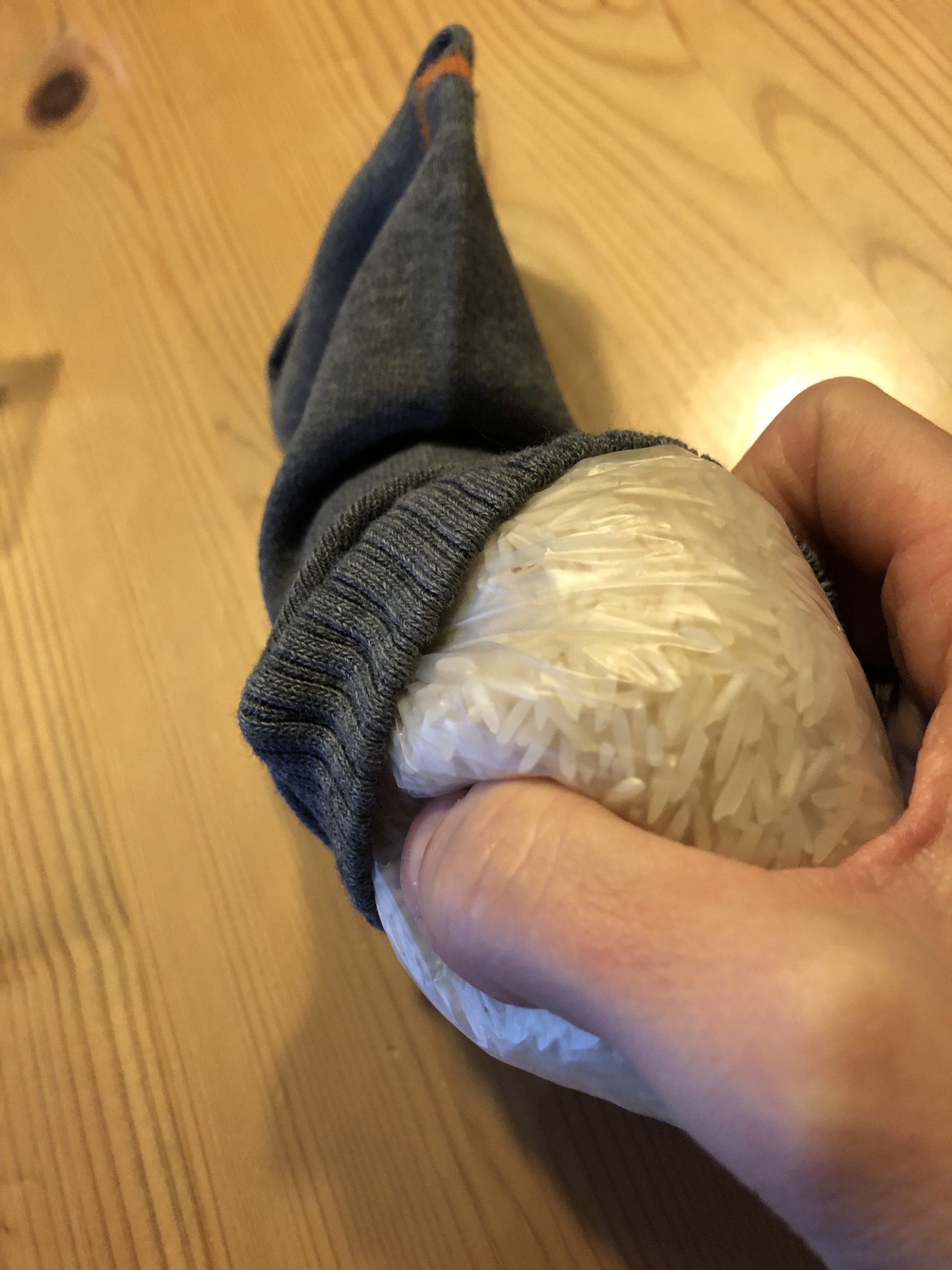 Bild zum Schritt 9 für das Bastel- und DIY-Abenteuer für Kinder: 'Jetzt nehmt ihr die Baumwollsocke und steckt die zugebundene Tüte...'