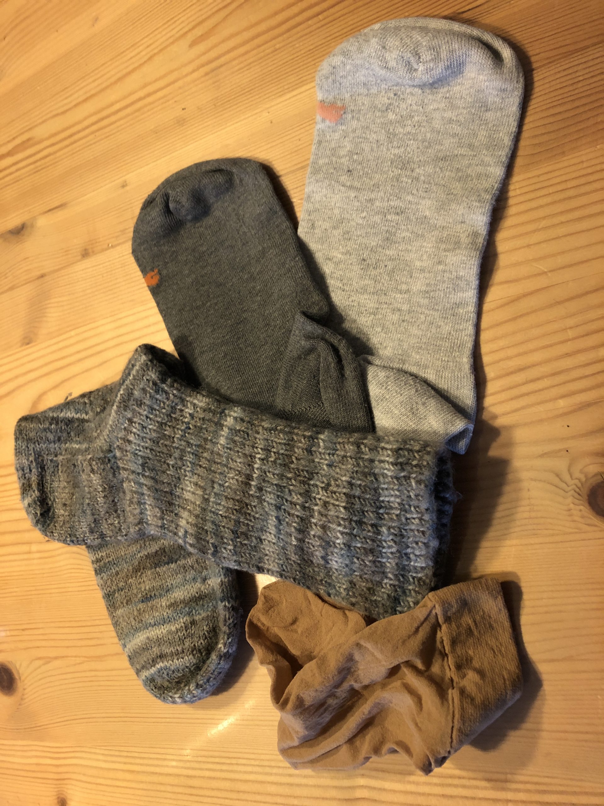 Bild zum Schritt 1 für das Bastel- und DIY-Abenteuer für Kinder: 'Sucht euch die passenden Socken.   Ihr benötigt eine...'