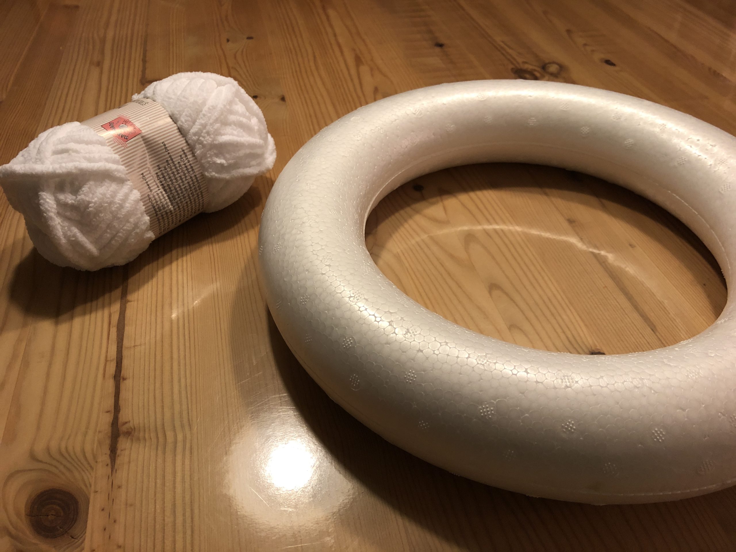 Bild zum Schritt 1 für das Bastel- und DIY-Abenteuer für Kinder: 'Zuerst braucht ihr einen Styropor-Ring und flauschige Wolle. Die Farbe...'
