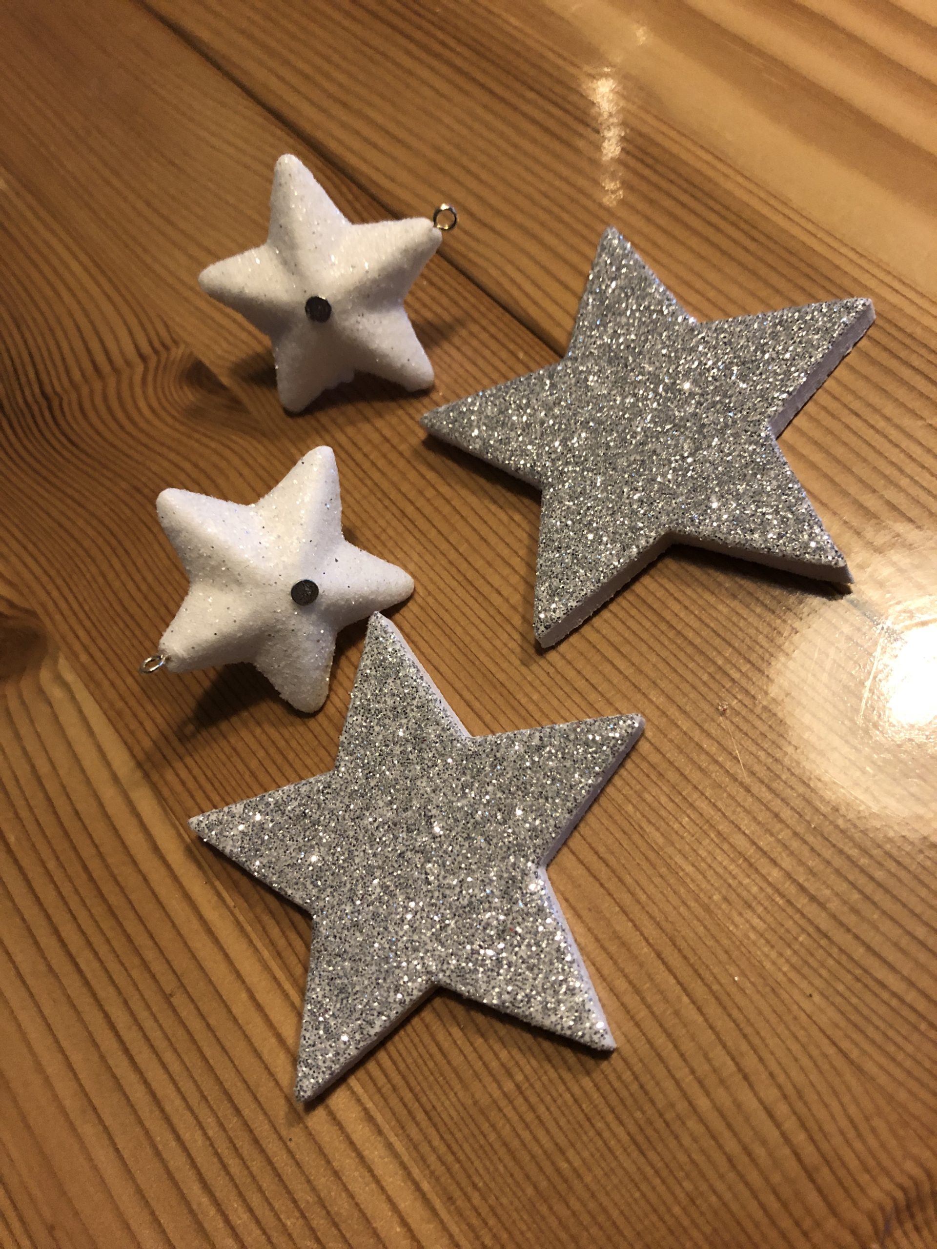 Bild zum Schritt 10 für das Bastel- und DIY-Abenteuer für Kinder: 'Nehmt verschiedene Sterne aus Schaumstoff, Pappe, Styropor oder schneidet euch...'