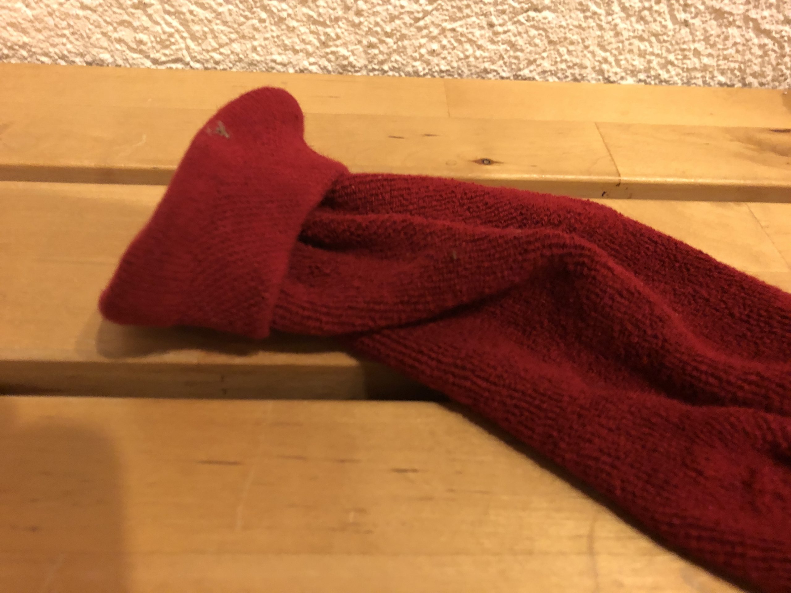 Bild zum Schritt 2 für das Bastel- und DIY-Abenteuer für Kinder: 'Die Socke wird zur Nikolausmütze.   Stülpt den oberen...'