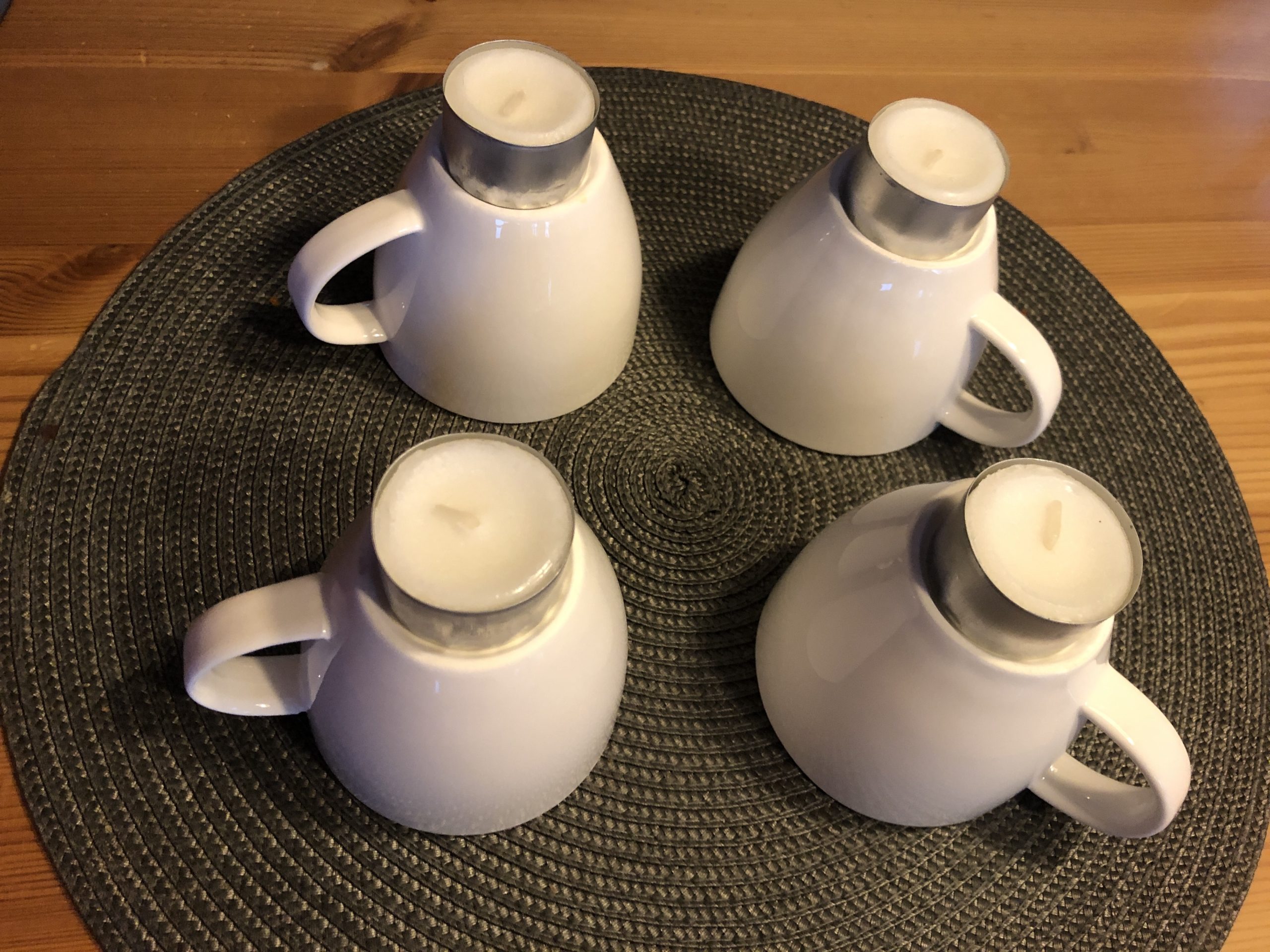 Bild zum Schritt 2 für das Bastel- und DIY-Abenteuer für Kinder: 'Stellt nun auf jeden Tassenboden ein Teelicht.'