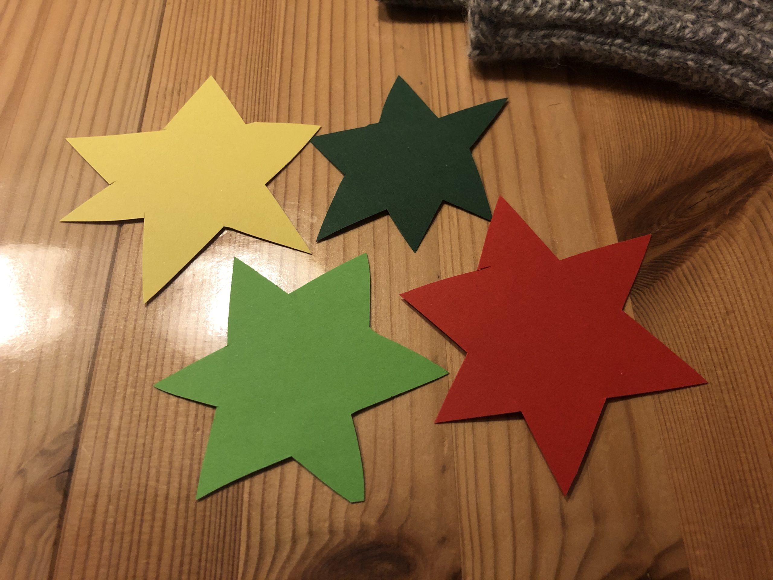 Bild zum Schritt 3 für das Bastel- und DIY-Abenteuer für Kinder: 'Schneidet aus jeder Farbe einen Stern aus.   ...'