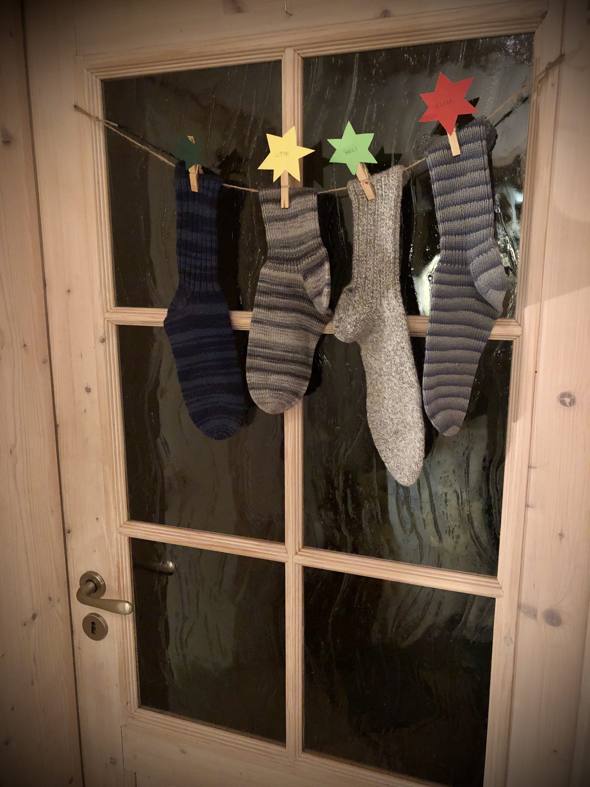 Bild zum Schritt 9 für das Bastel- und DIY-Abenteuer für Kinder: 'Fertig sind die Socken für den Nikolaus.'