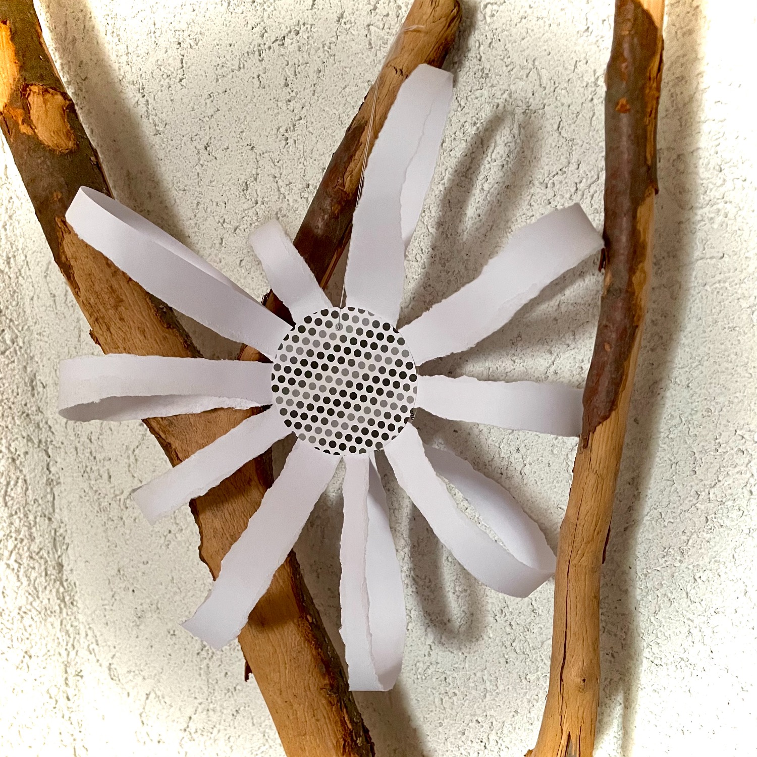 Titelbild zur Bastel- und DIY-Idee für Kinder '(629) Blume aus gerissenen Blütenblättern'