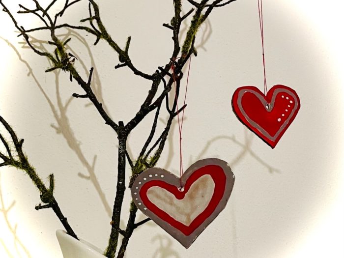 Titelbild zur Bastel- und DIY-Idee für Kinder '(659) Herzen aus Pappe und Nagellack'