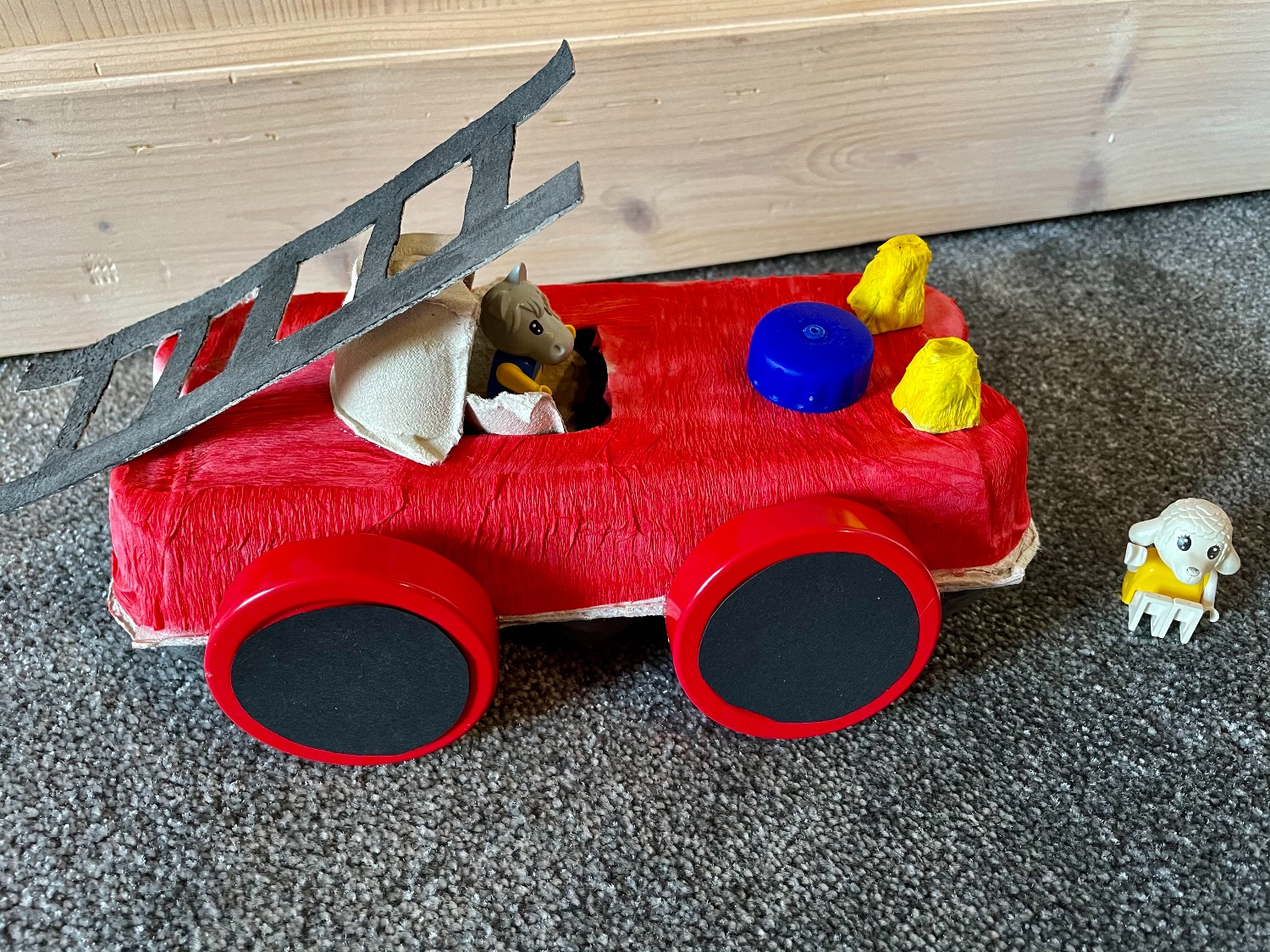 Titelbild zur Bastel- und DIY-Idee für Kinder '(679) Feuerwehrauto aus Eierkarton'