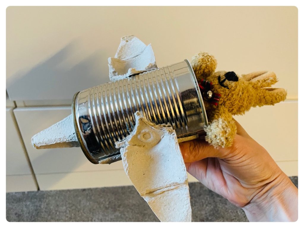 Flieger aus Blechdose und Eierkarton