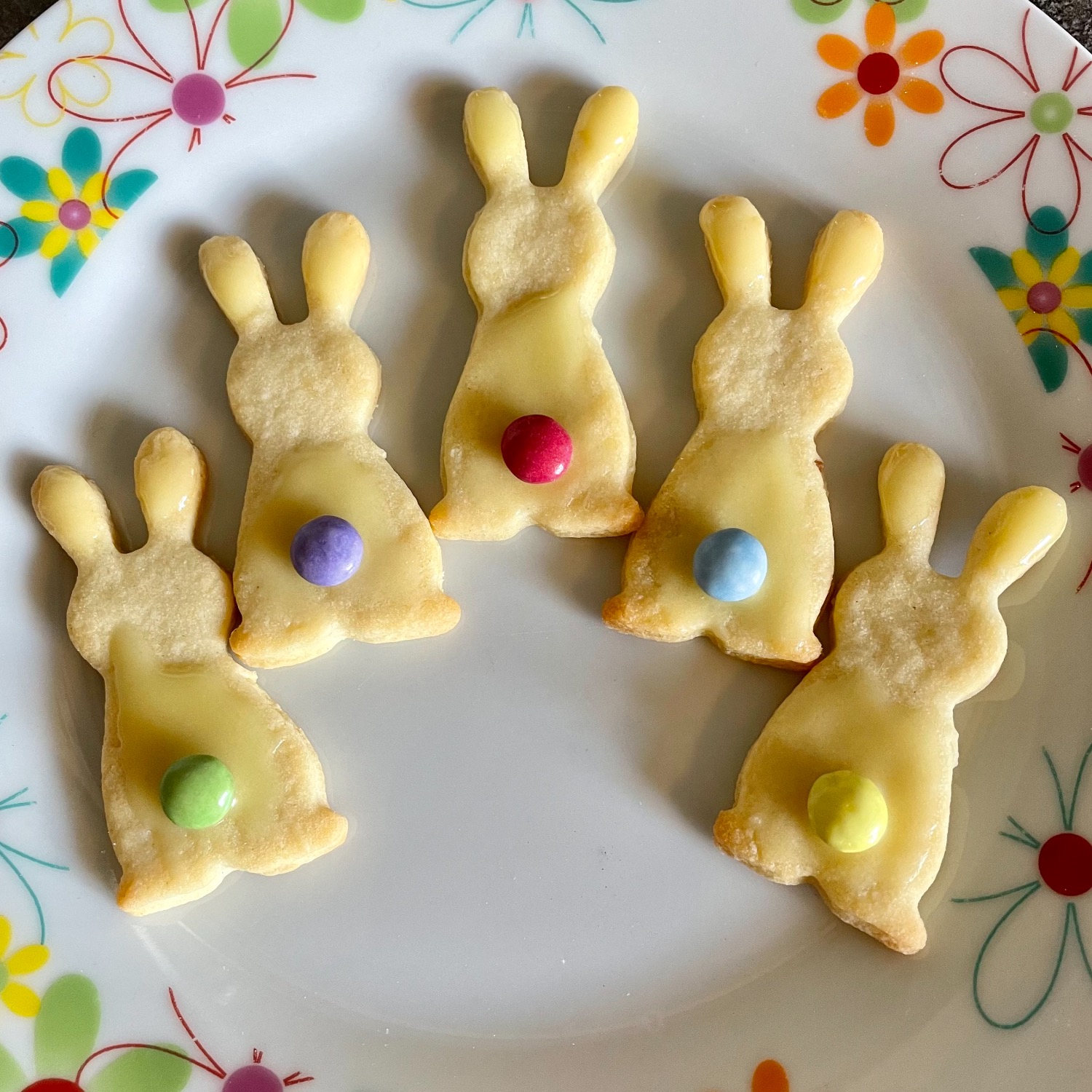 Titelbild zur Bastel- und DIY-Idee für Kinder '(723) Osterhasen backen mit Orangenglasur und Smarties'