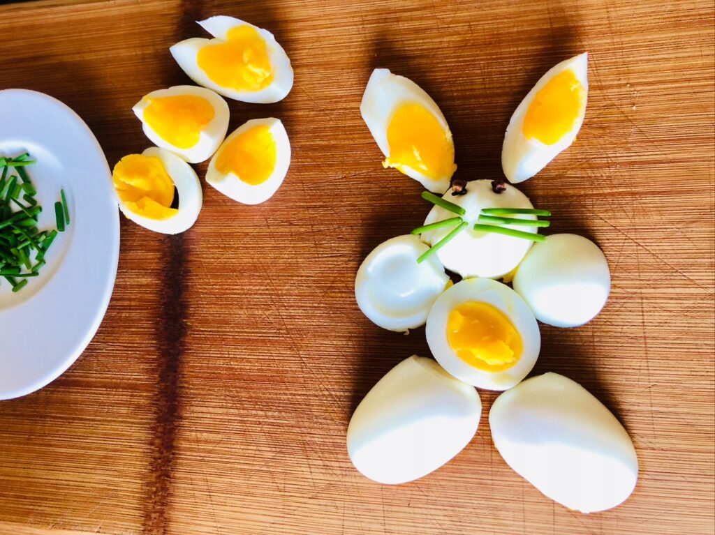 Hase aus hartgekochten Eiern