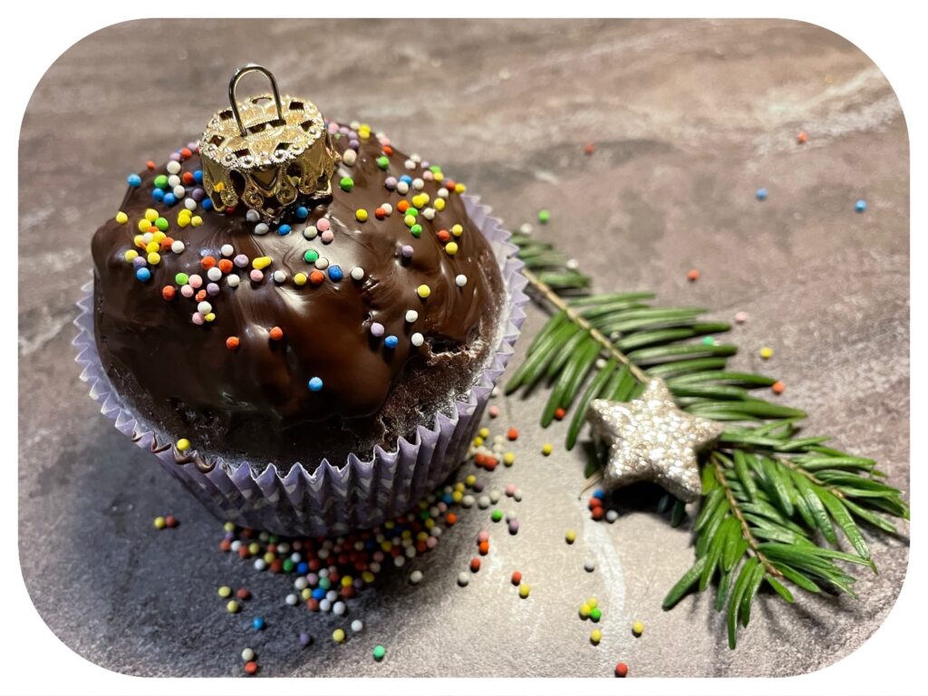 Weihnachtskugel-Muffins dekorieren