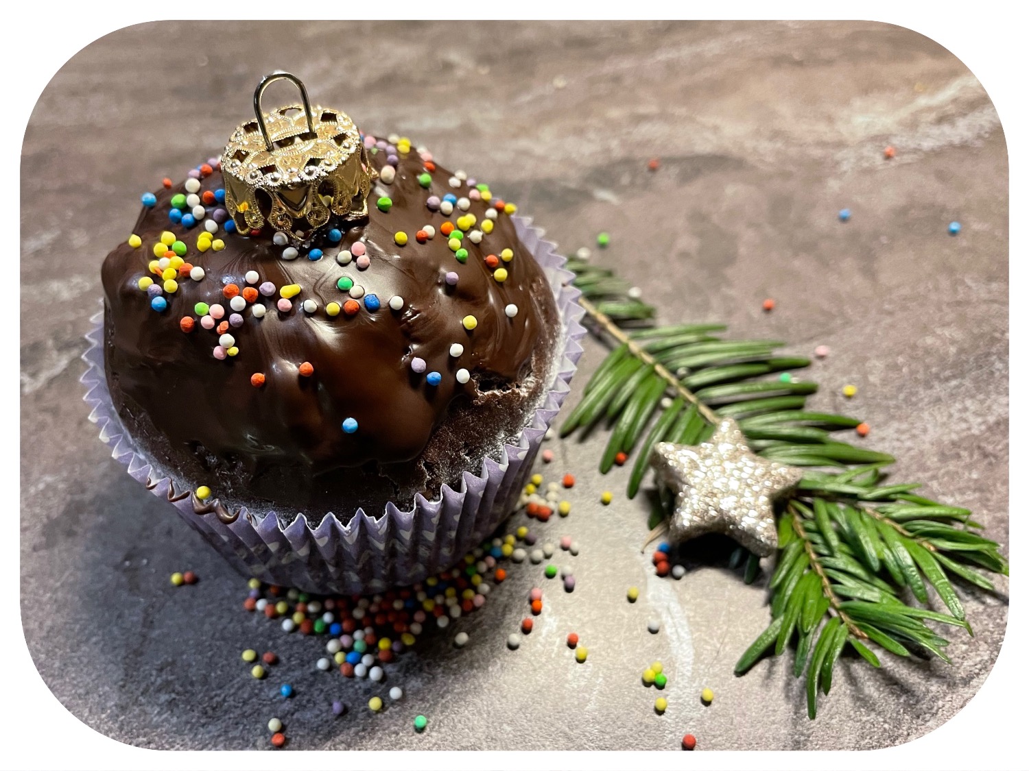 Titelbild zur Bastel- und DIY-Idee für Kinder '(911) Weihnachtskugel-Muffins dekorieren'