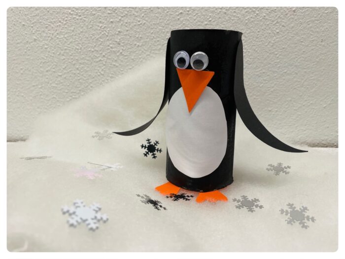 Titelbild zur Idee für die Beschäftigung mit Kindern 'Pinguin basteln aus einer Papprolle'