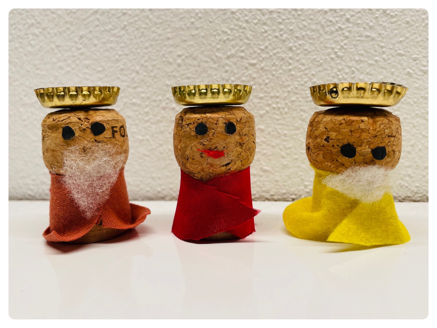 Titelbild zur Bastel- und DIY-Idee für Kinder '(974) Drei Könige basteln – Basteln mit Korken'