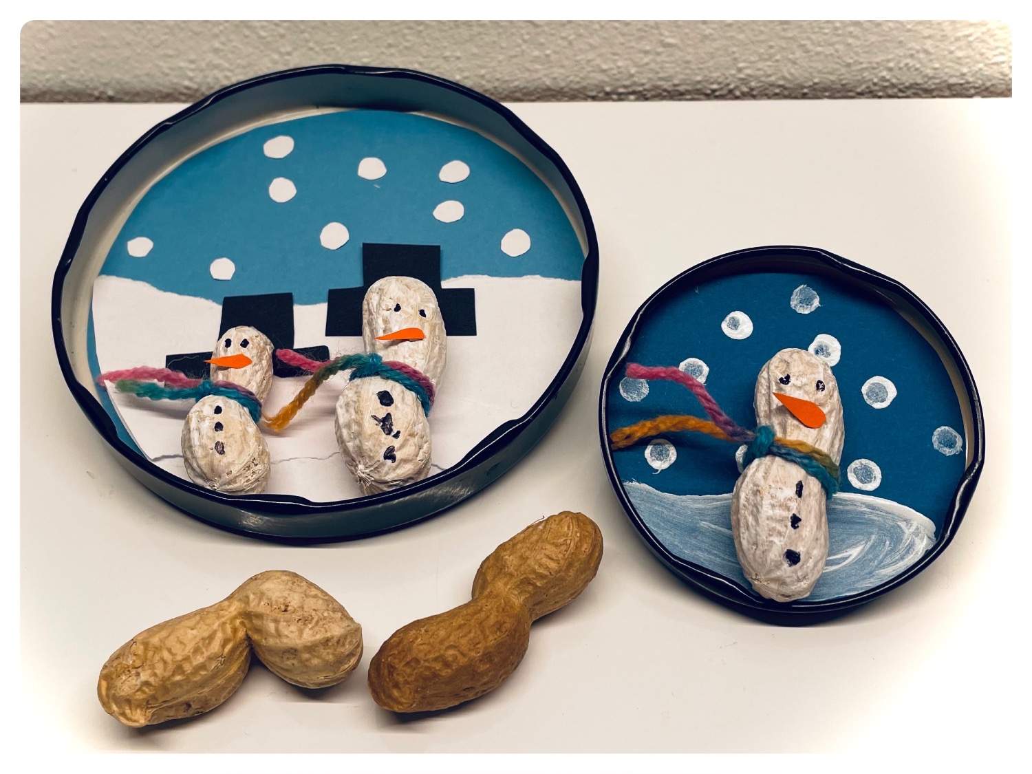 Titelbild zur Bastel- und DIY-Idee für Kinder '(975) Schneemänner aus Erdnüssen – kleine Winterlandschaften'