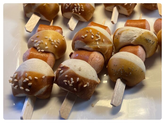 Spieße mit Laugen-Wiener Würstchen (Fingerfood) | Schritt-für-Schritt ...