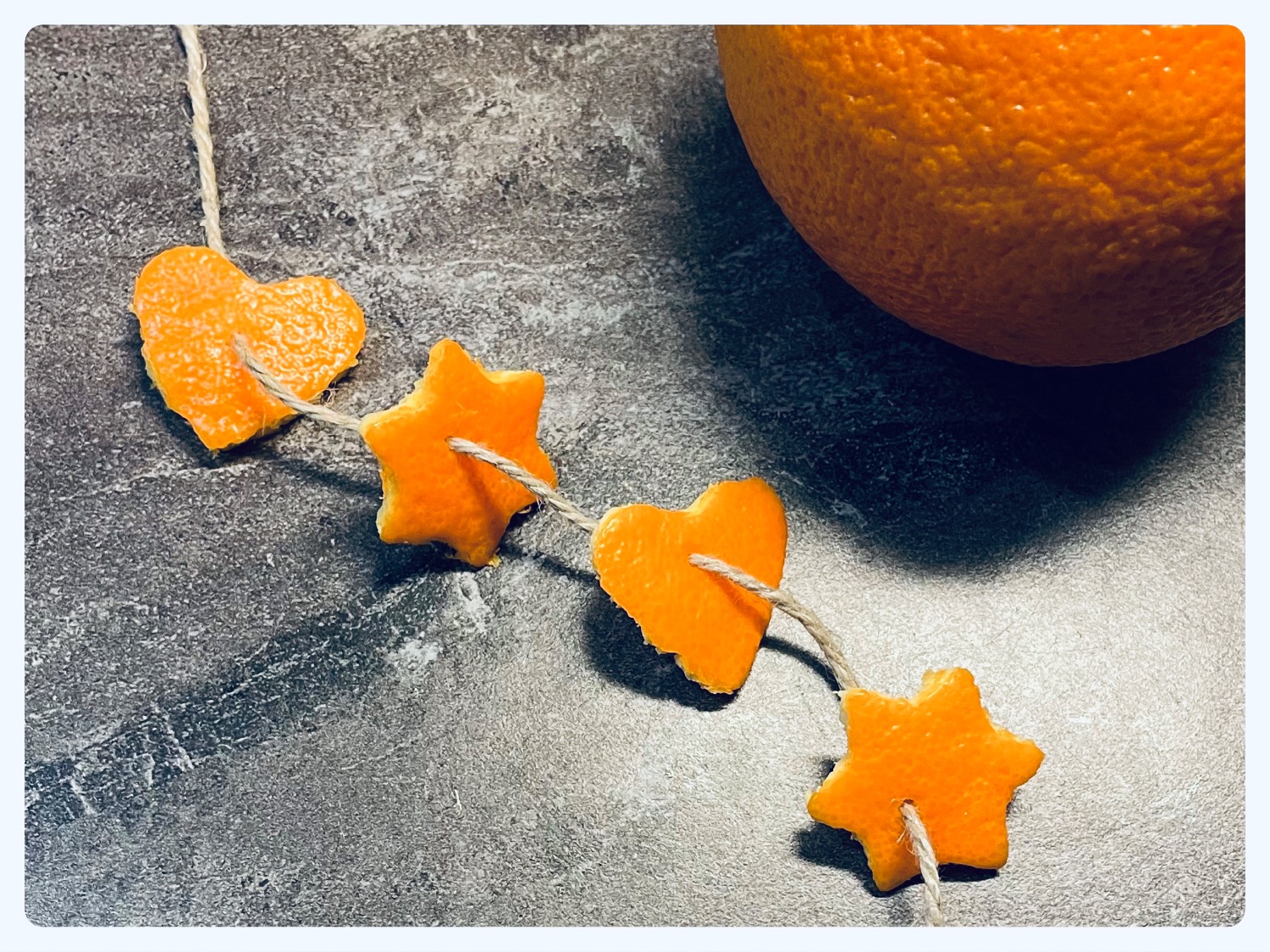 Titelbild zur Bastel- und DIY-Idee für Kinder '(989) Girlande aus Orangenschalen'