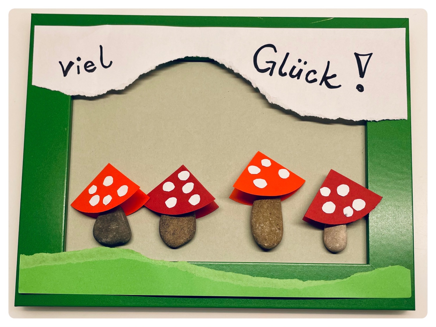 Titelbild zur Bastel- und DIY-Idee für Kinder '(990) Fliegenpilze aus Steinen basteln'