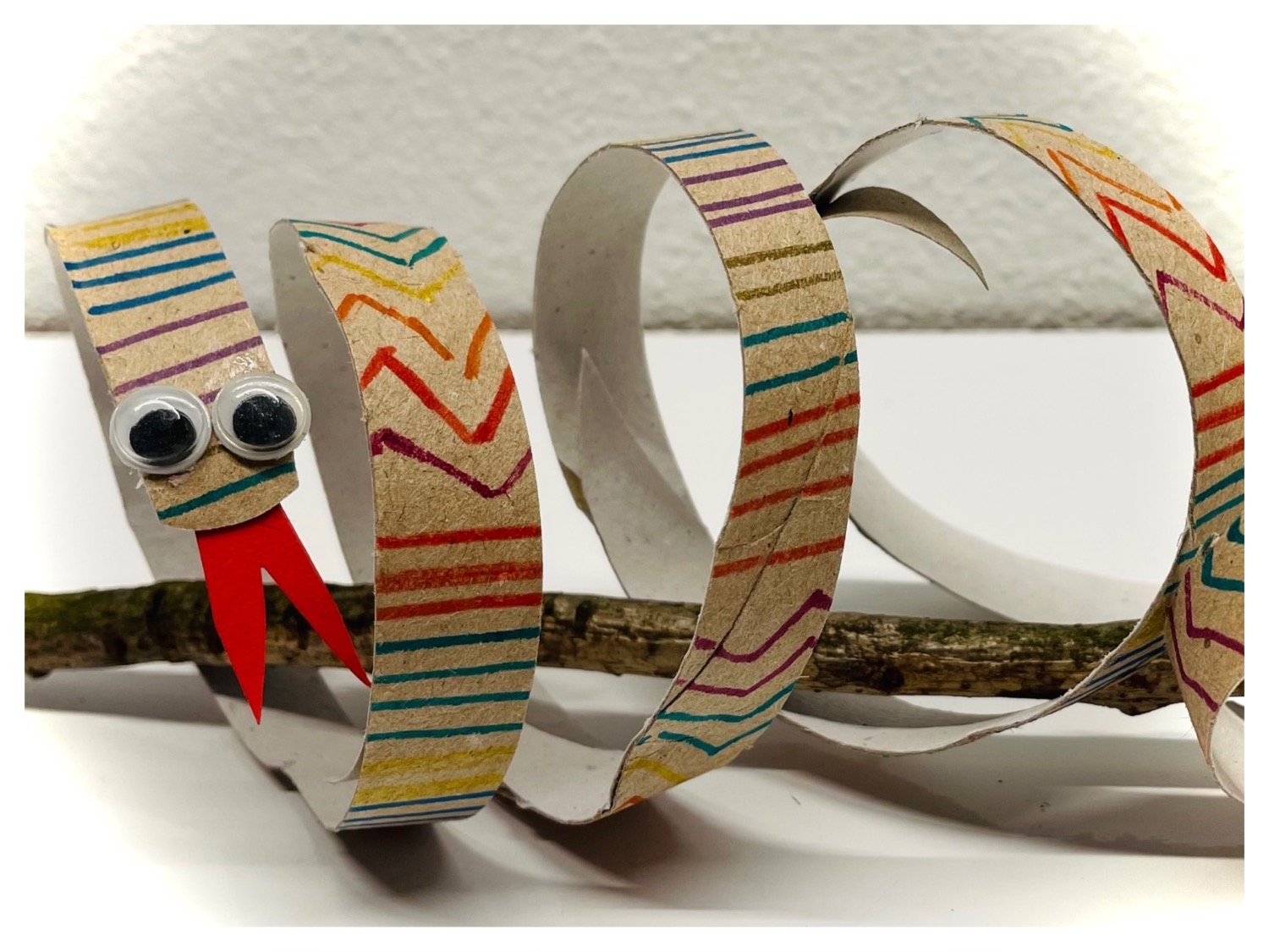 Titelbild zur Bastel- und DIY-Idee für Kinder '(996) Schlange basteln (aus Papprolle)'