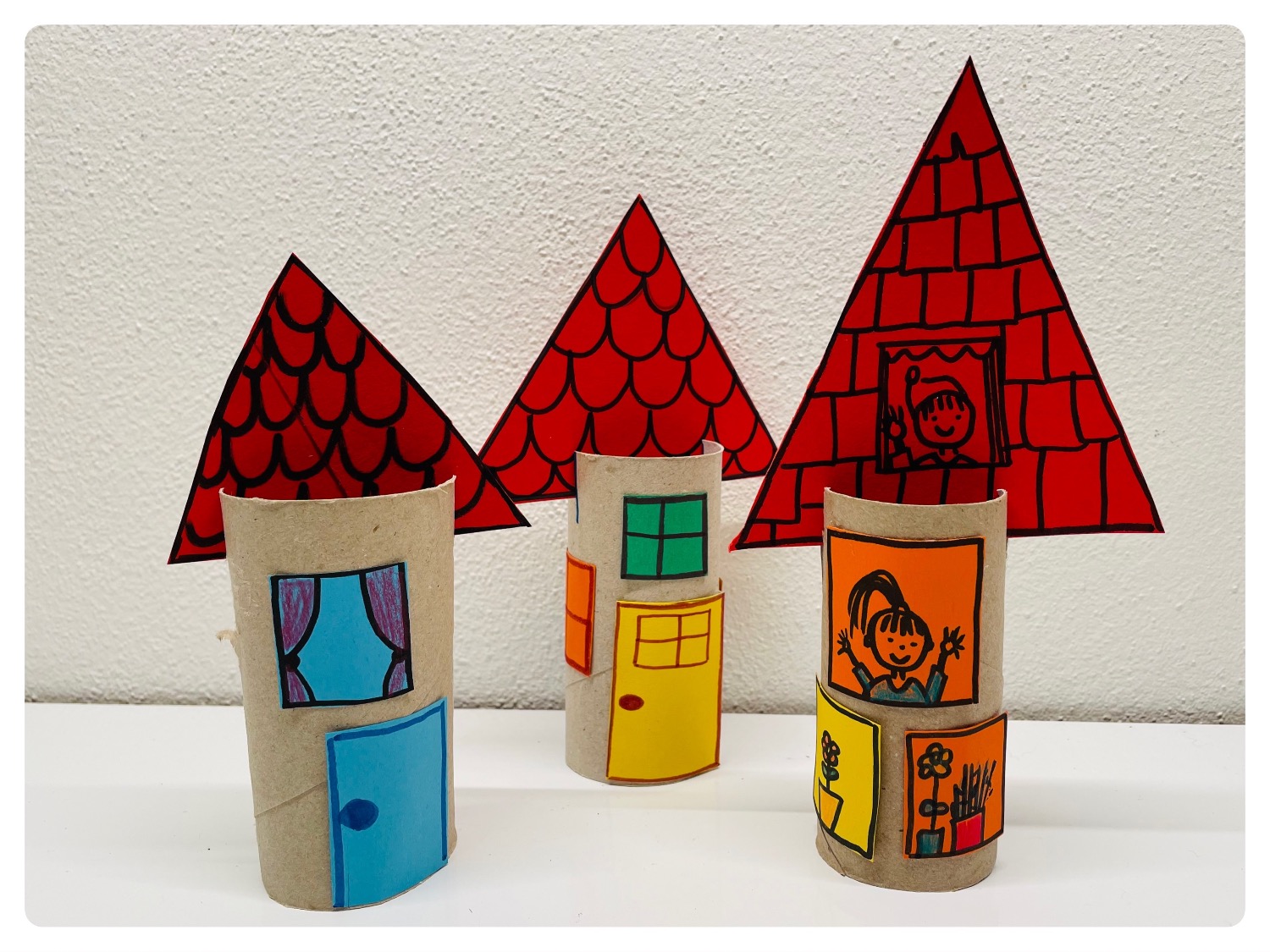 Titelbild zur Bastel- und DIY-Idee für Kinder '(1001) Haus aus Papprolle'