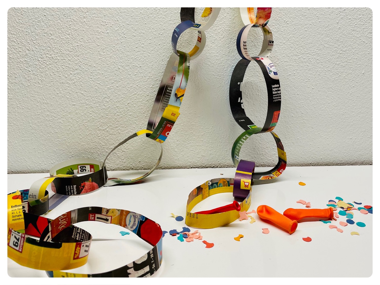 Titelbild zur Bastel- und DIY-Idee für Kinder '(1004) Girlande basteln (aus Recycling-Material)'