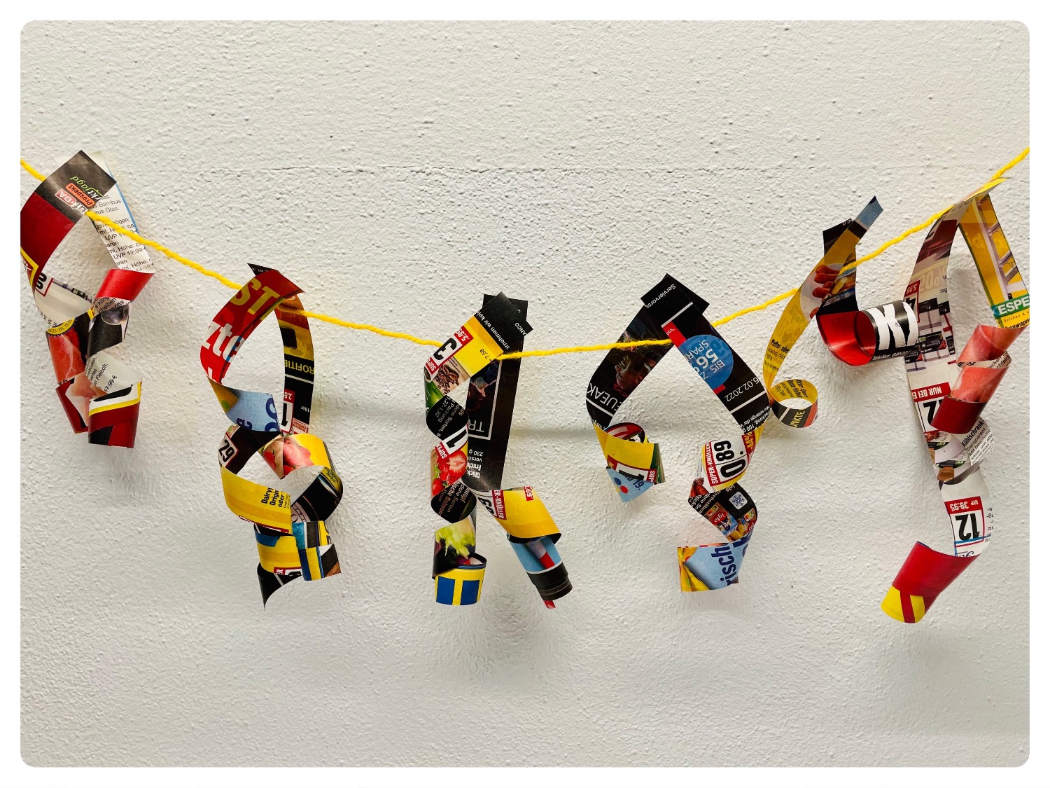 Titelbild zur Bastel- und DIY-Idee für Kinder '(1008) Girlande mit gerollten Papierstreifen'