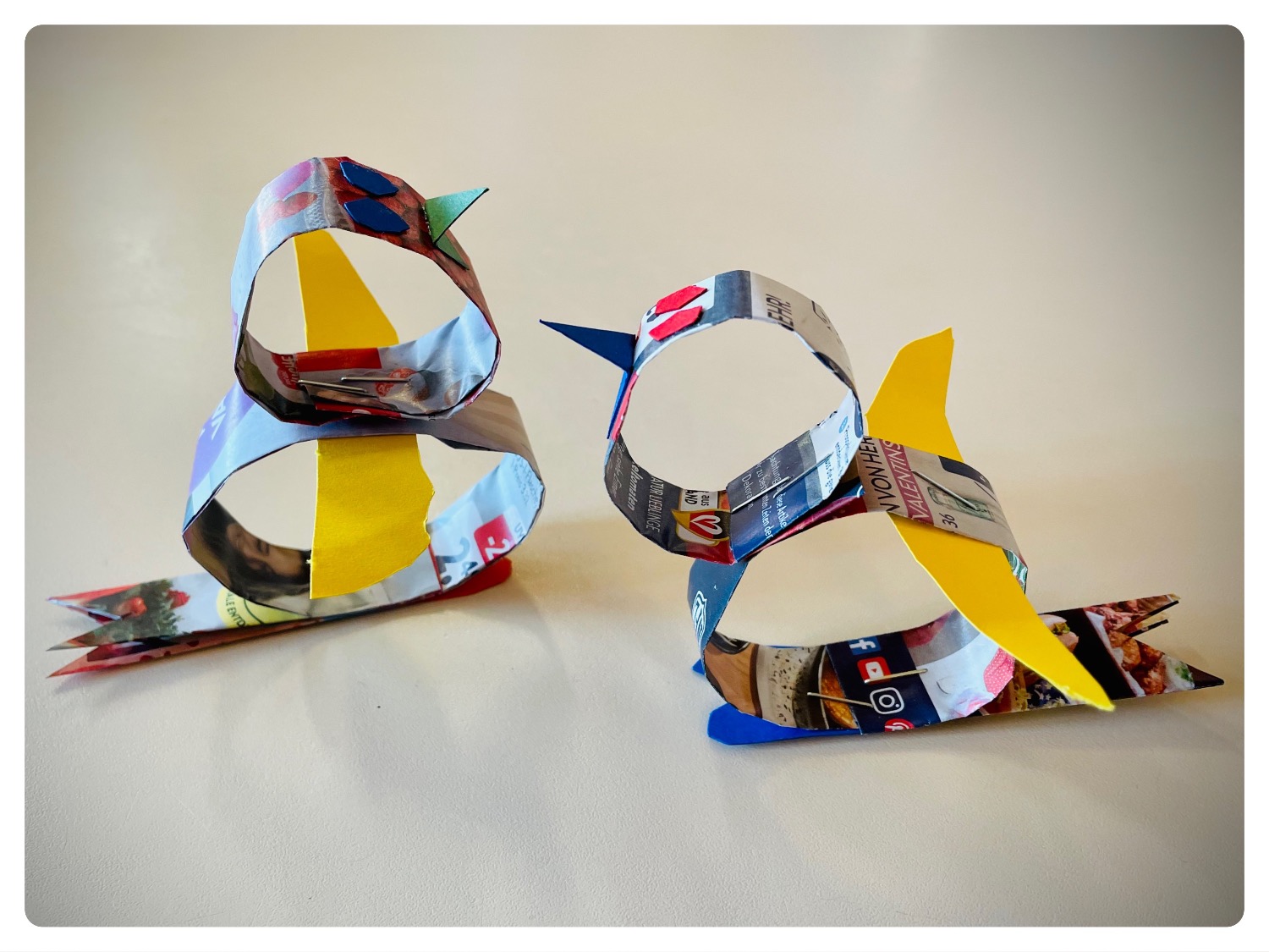 Titelbild zur Bastel- und DIY-Idee für Kinder '(1010) Vogel aus bunten Prospekten'