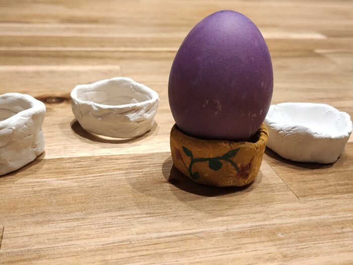 Titelbild zur Bastel- und DIY-Idee für Kinder '(1029) Eierbecher töpfern mit Modelliermasse oder Salzteig'