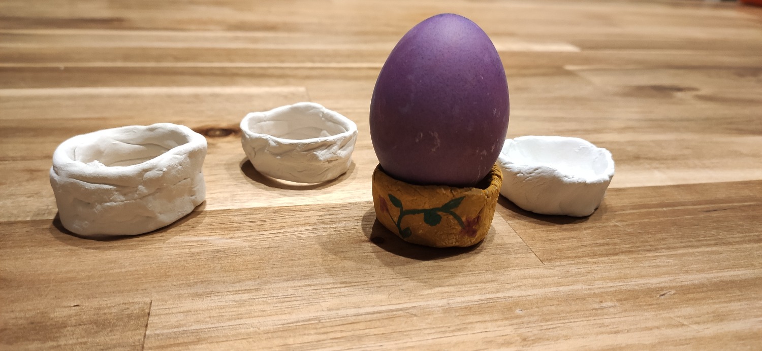 Titelbild zur Bastel- und DIY-Idee für Kinder '(1029) Eierbecher töpfern mit Modelliermasse oder Salzteig'