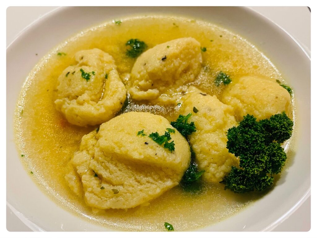 Grießklöschensuppe – Grießnockerlsuppe selbst gemacht