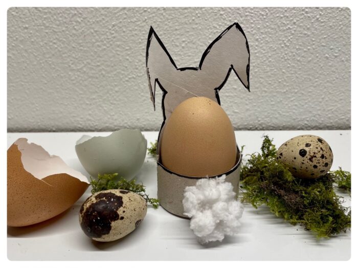 Titelbild zur Bastel- und DIY-Idee für Kinder '(1056) Hasen-Eierbecher aus Papprolle'