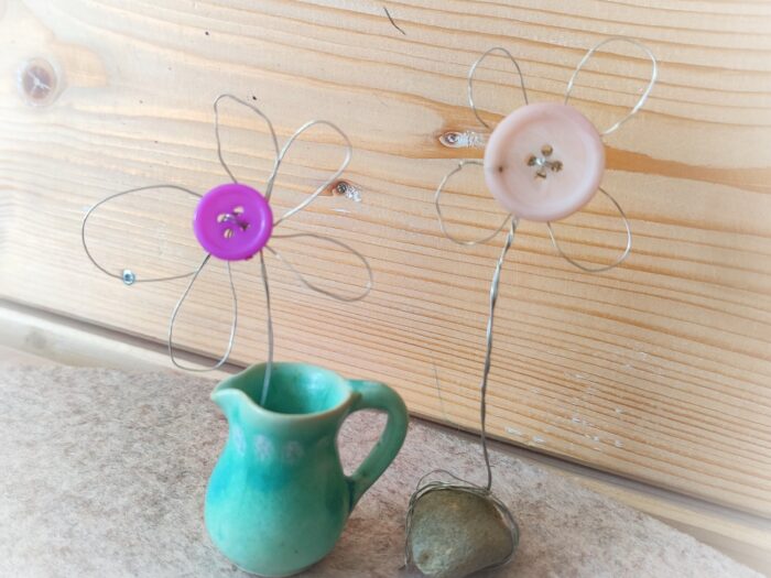 Titelbild zur Bastel- und DIY-Idee für Kinder '(1079) Blume aus Draht und Knopf basteln'