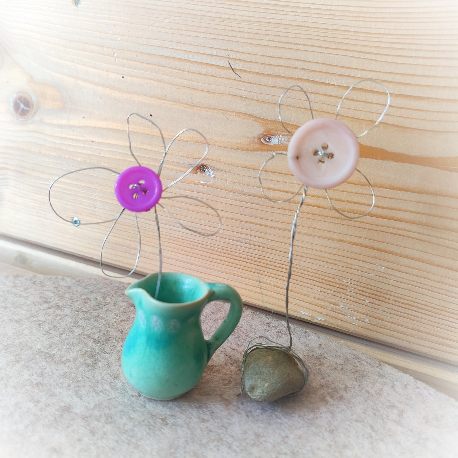 Titelbild zur Bastel- und DIY-Idee für Kinder '(1079) Blume aus Draht und Knopf basteln'