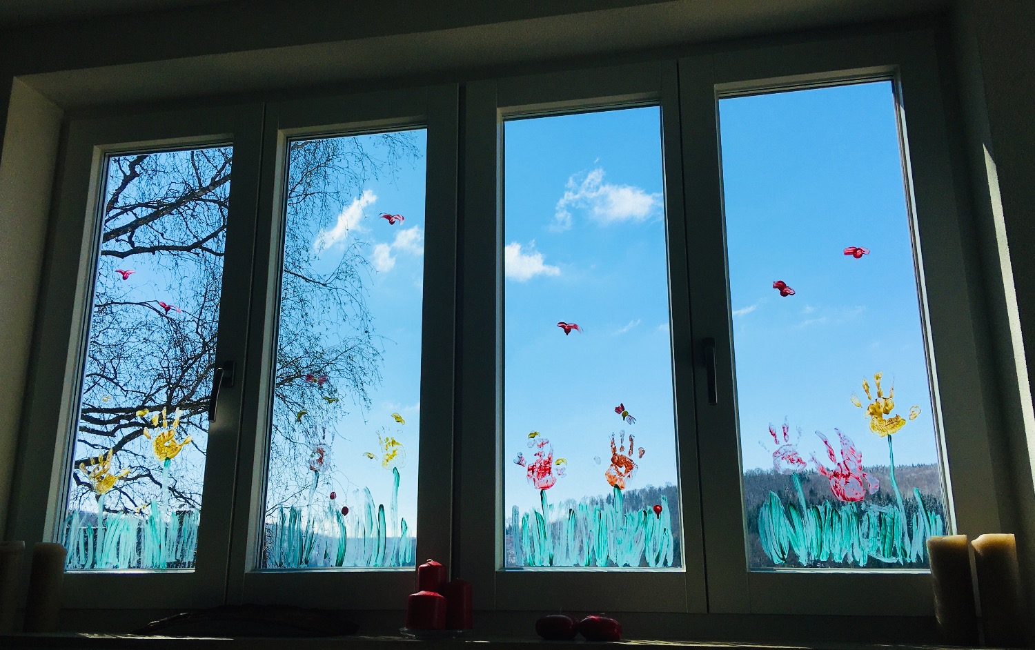 Titelbild zur Bastel- und DIY-Idee für Kinder '(9) Frühlingsblumen am Fenster mit Fingerfarben'