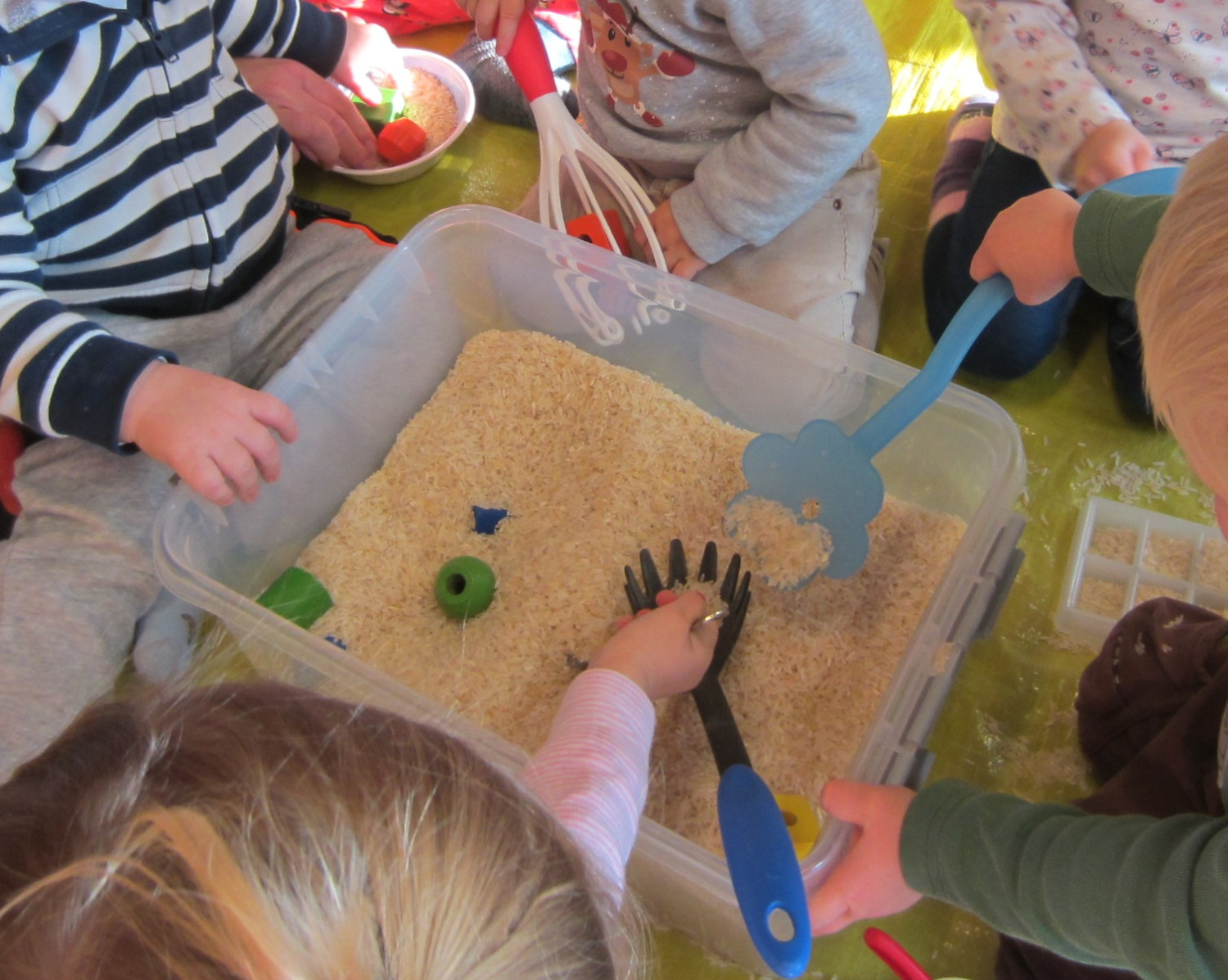 Titelbild zur Bastel- und DIY-Idee für Kinder '(16) Spielen mit Reis'